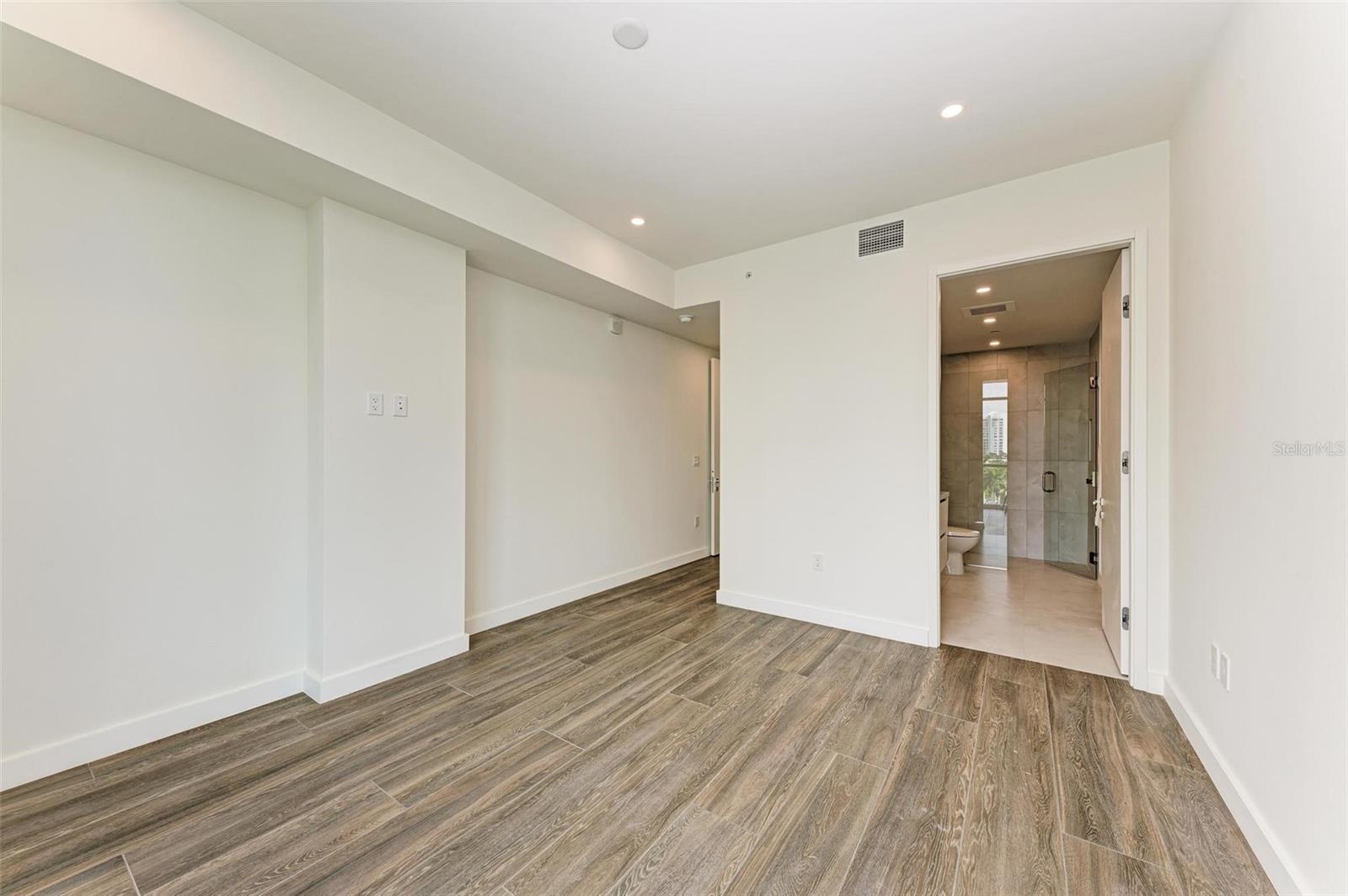 111 GOLDEN GATE PT #402