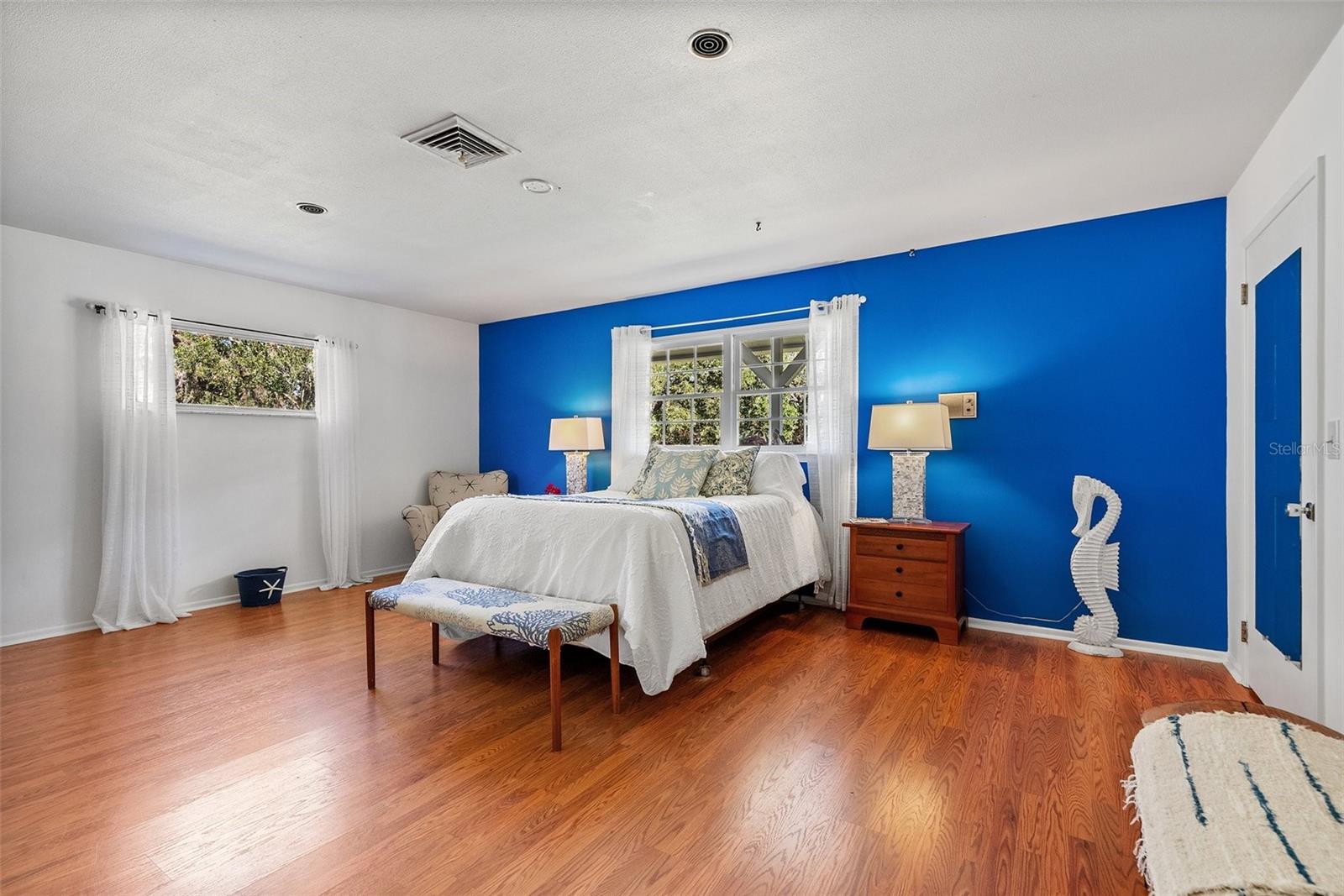1510 LENA LN