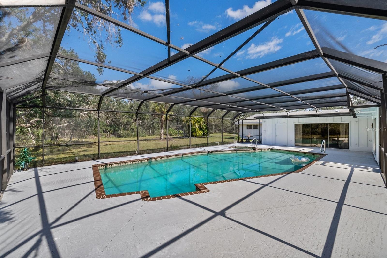 1510 LENA LN