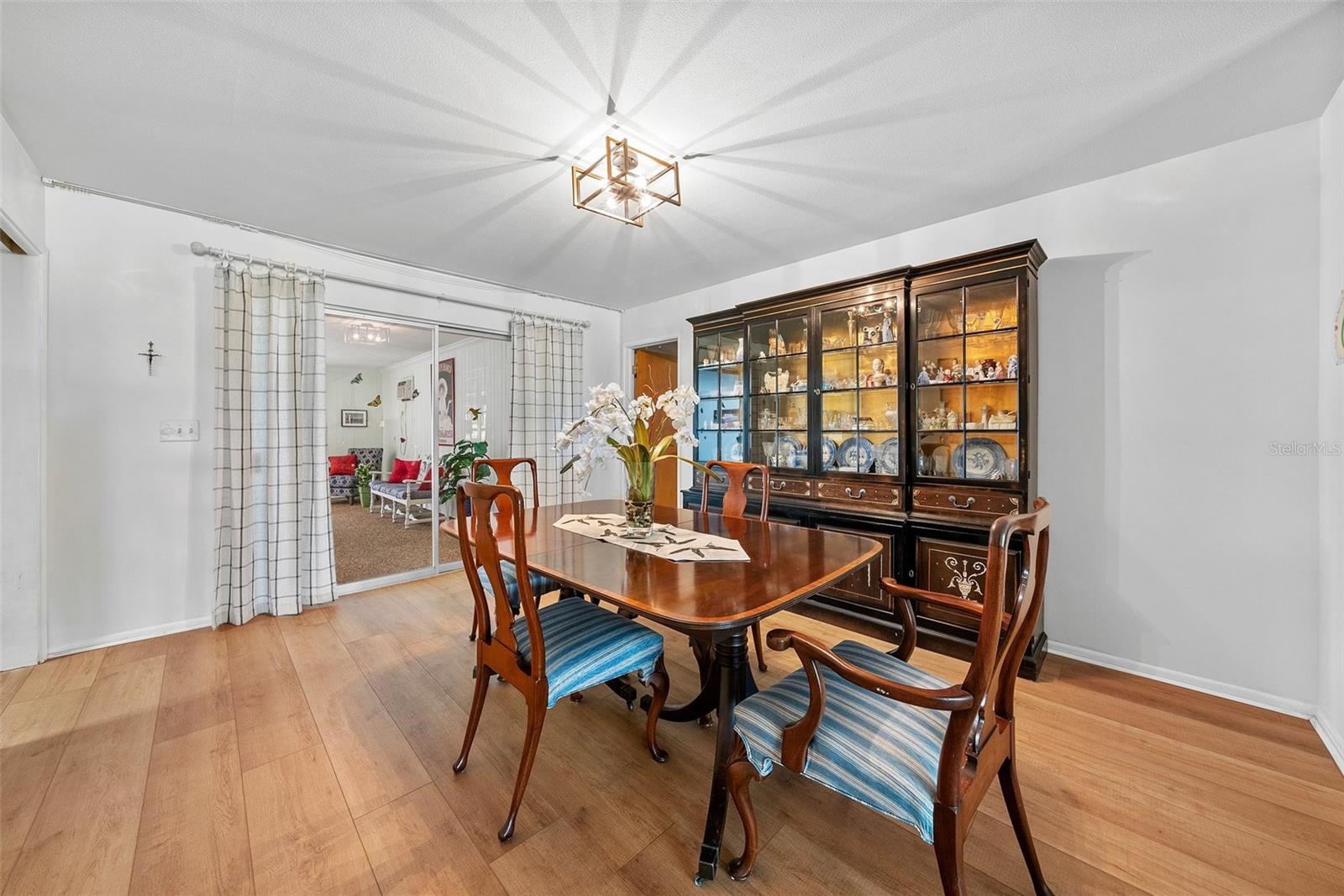 1510 LENA LN