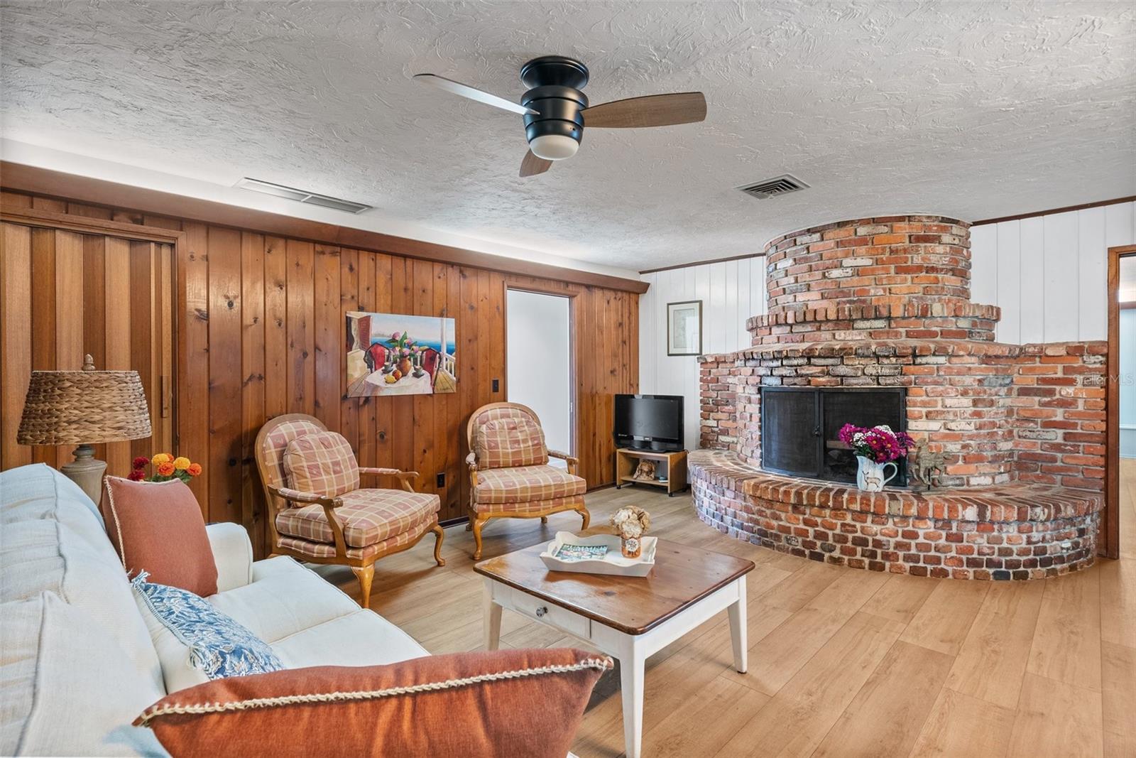 1510 LENA LN