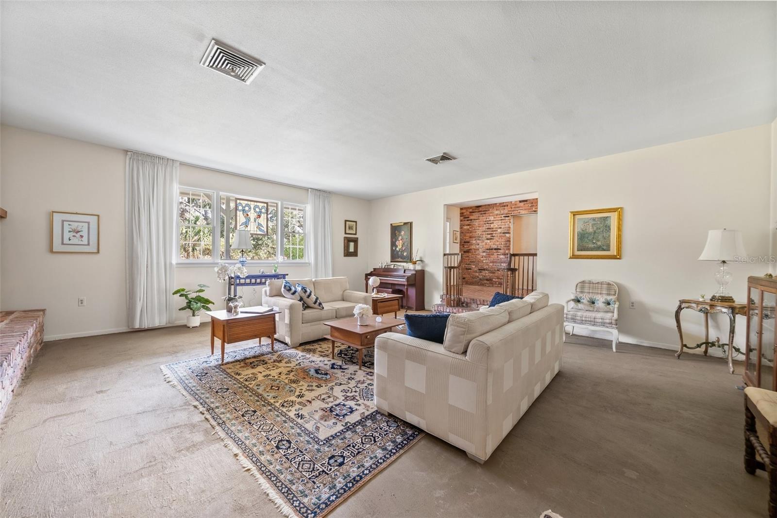 1510 LENA LN