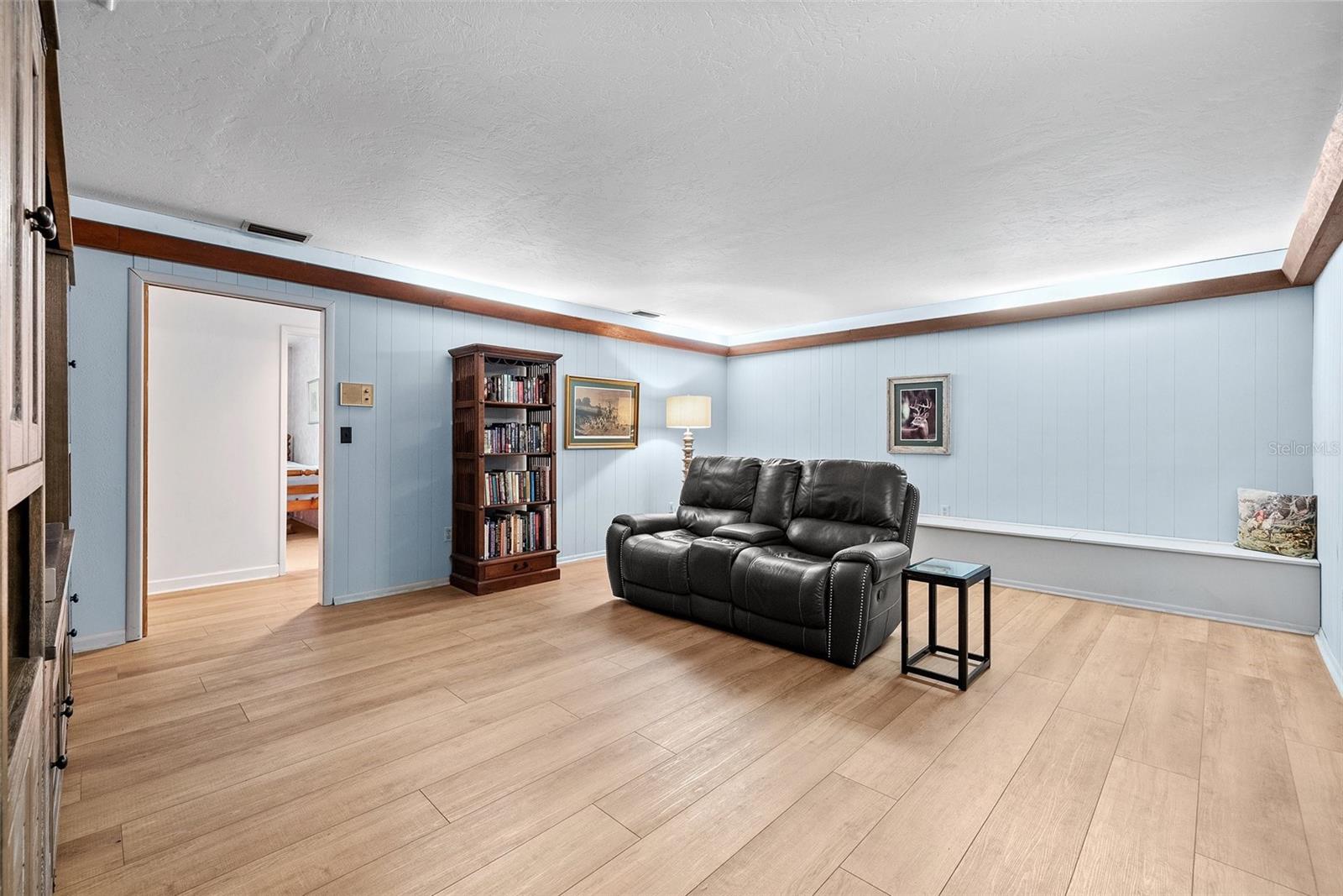 1510 LENA LN