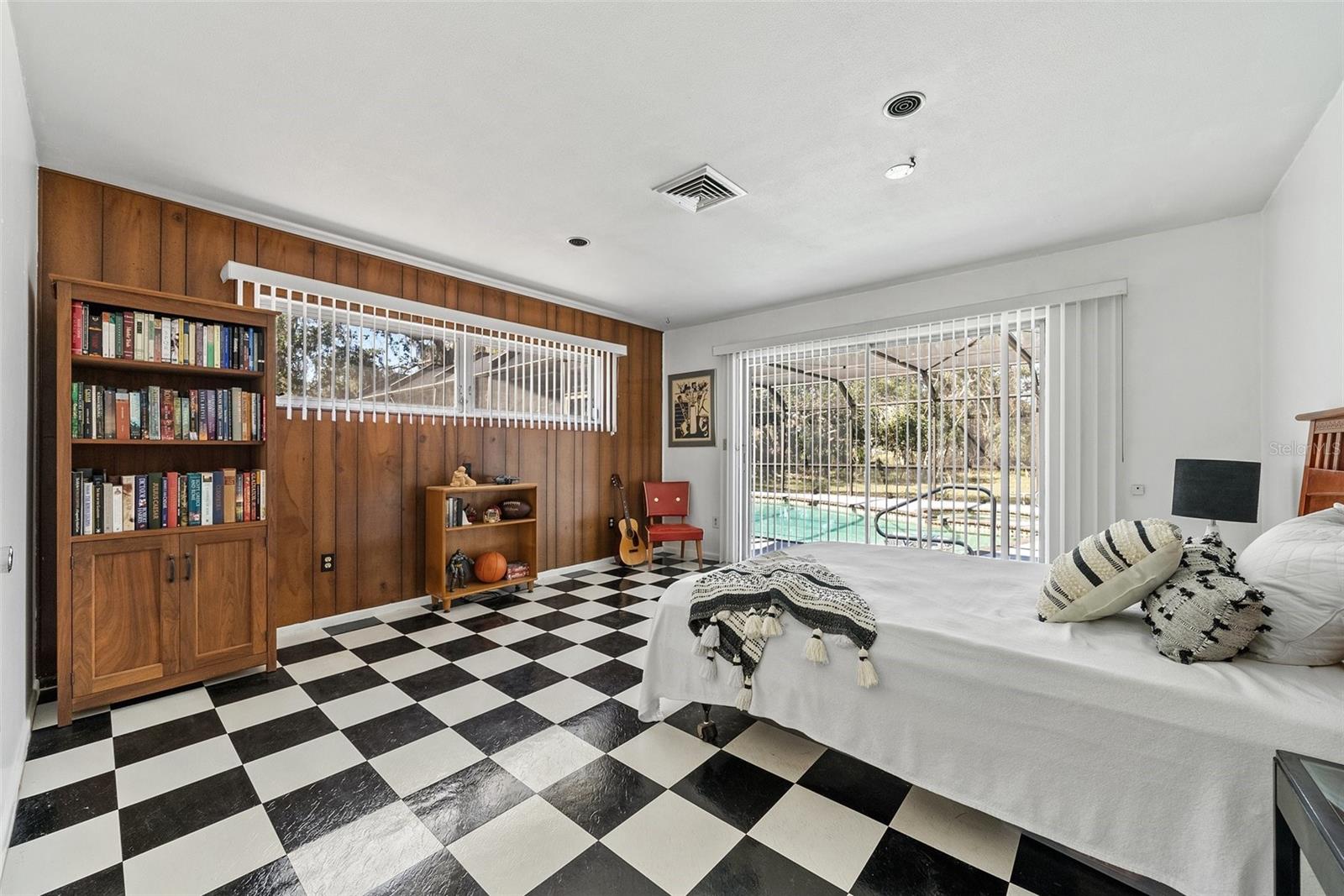 1510 LENA LN