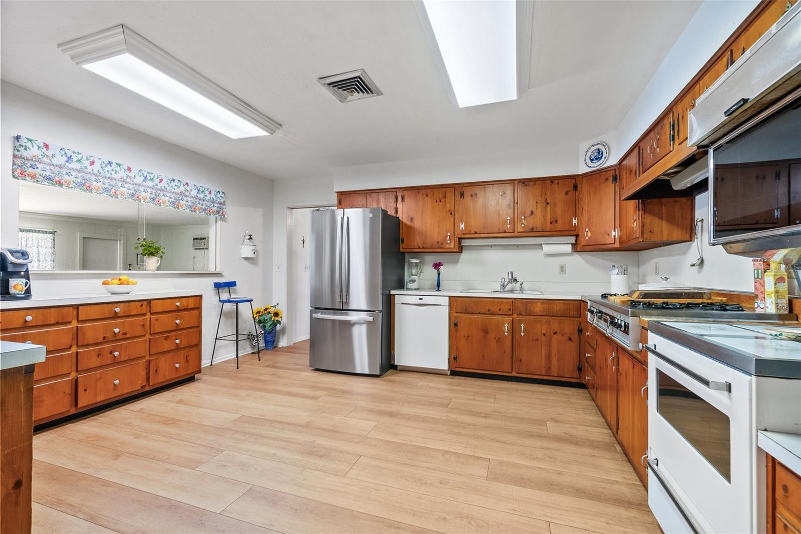1510 LENA LN