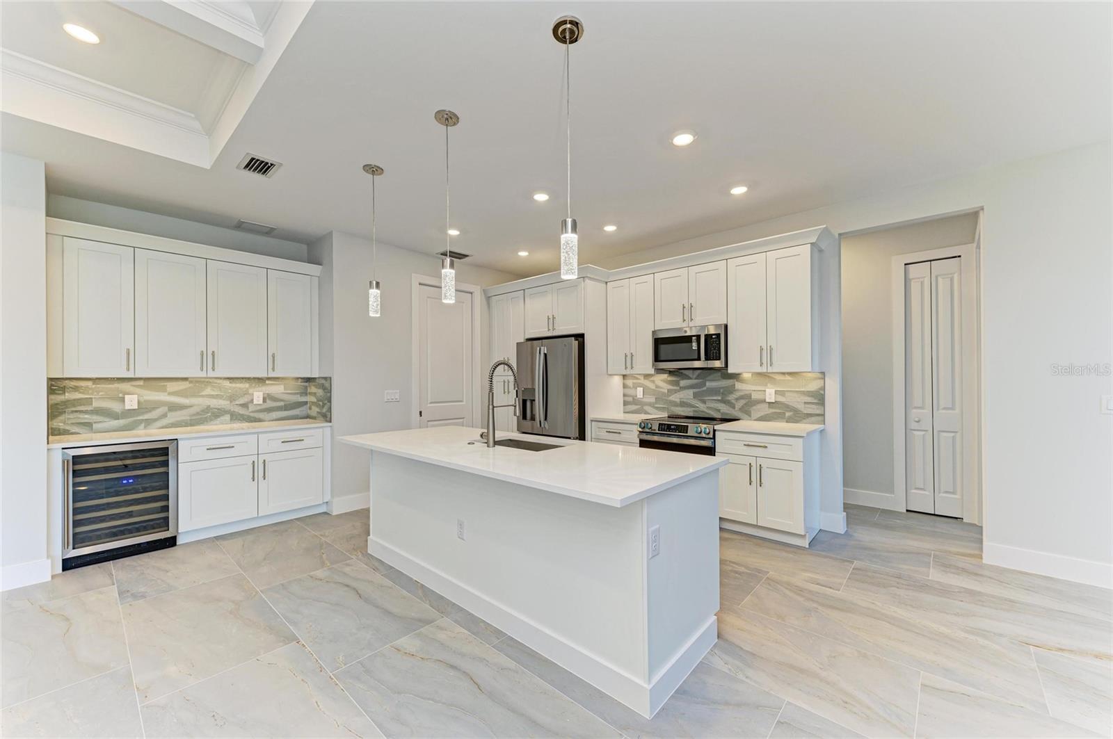 380 HOLLY RD