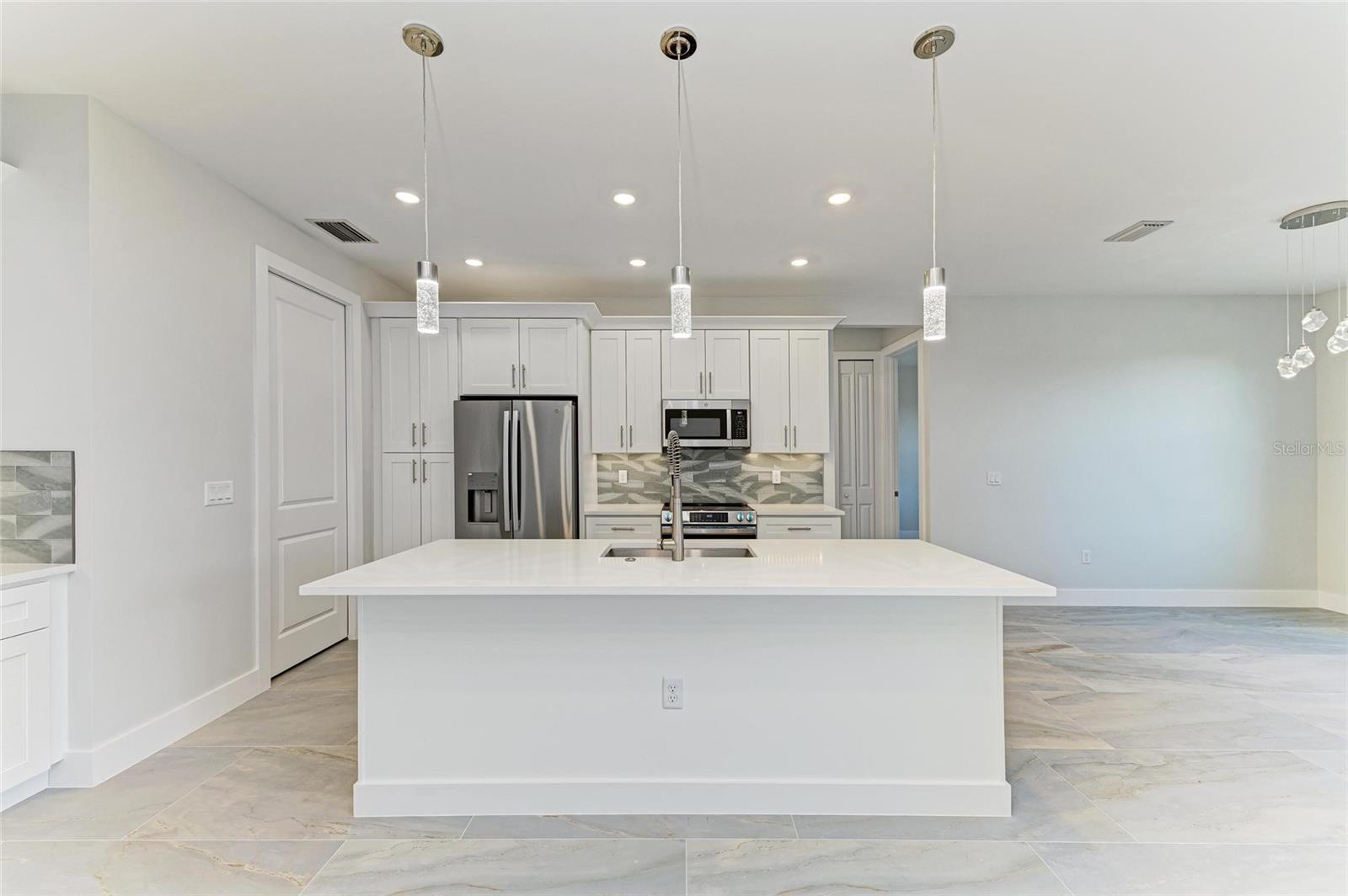 380 HOLLY RD