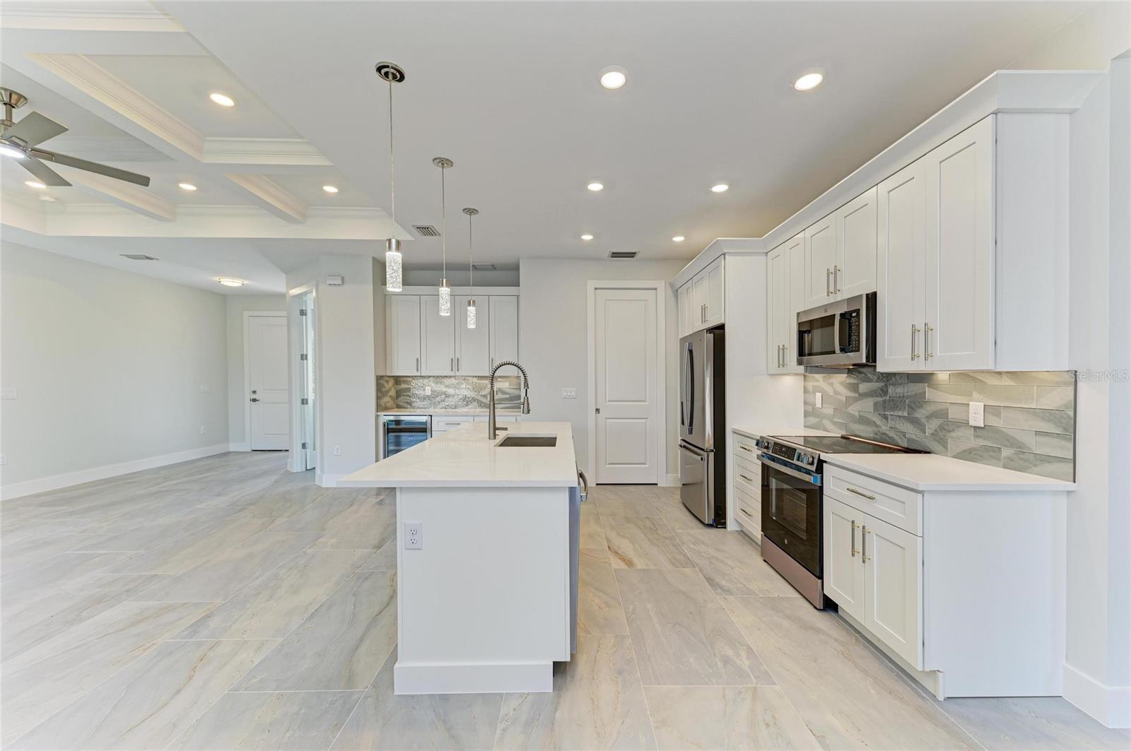 380 HOLLY RD