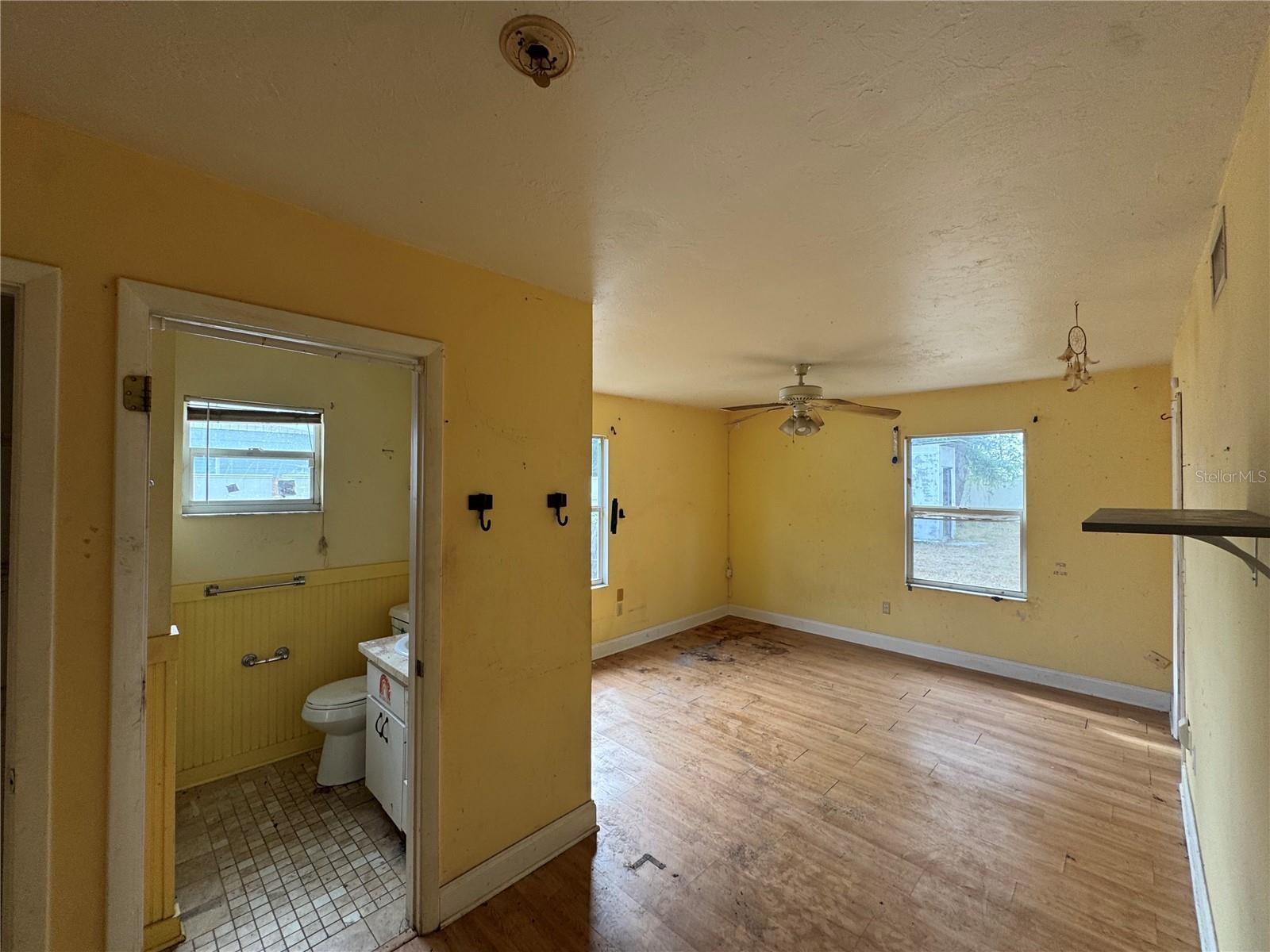 224 W CORNELIUS CIR