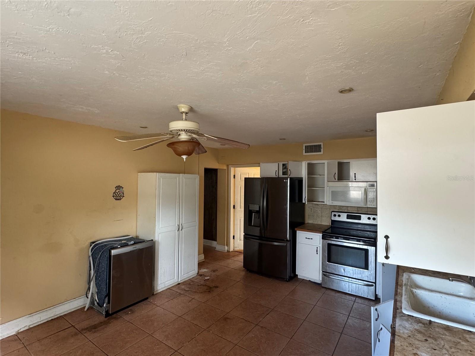 224 W CORNELIUS CIR