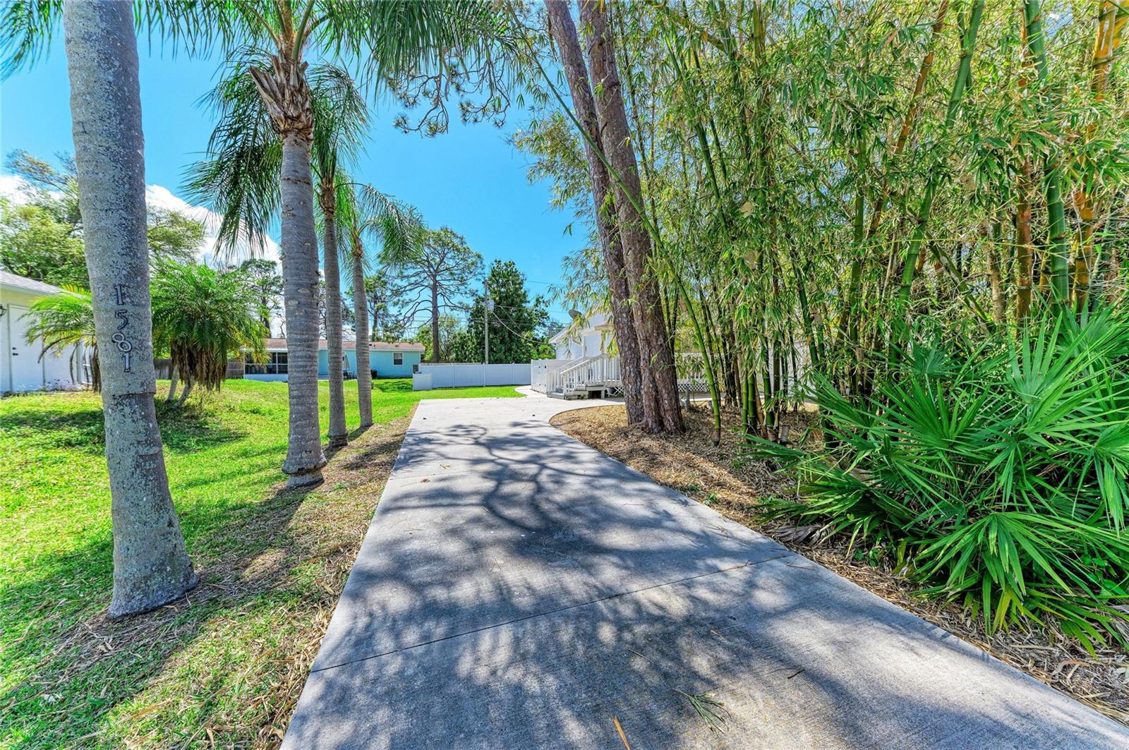 1581 ROYAL RD