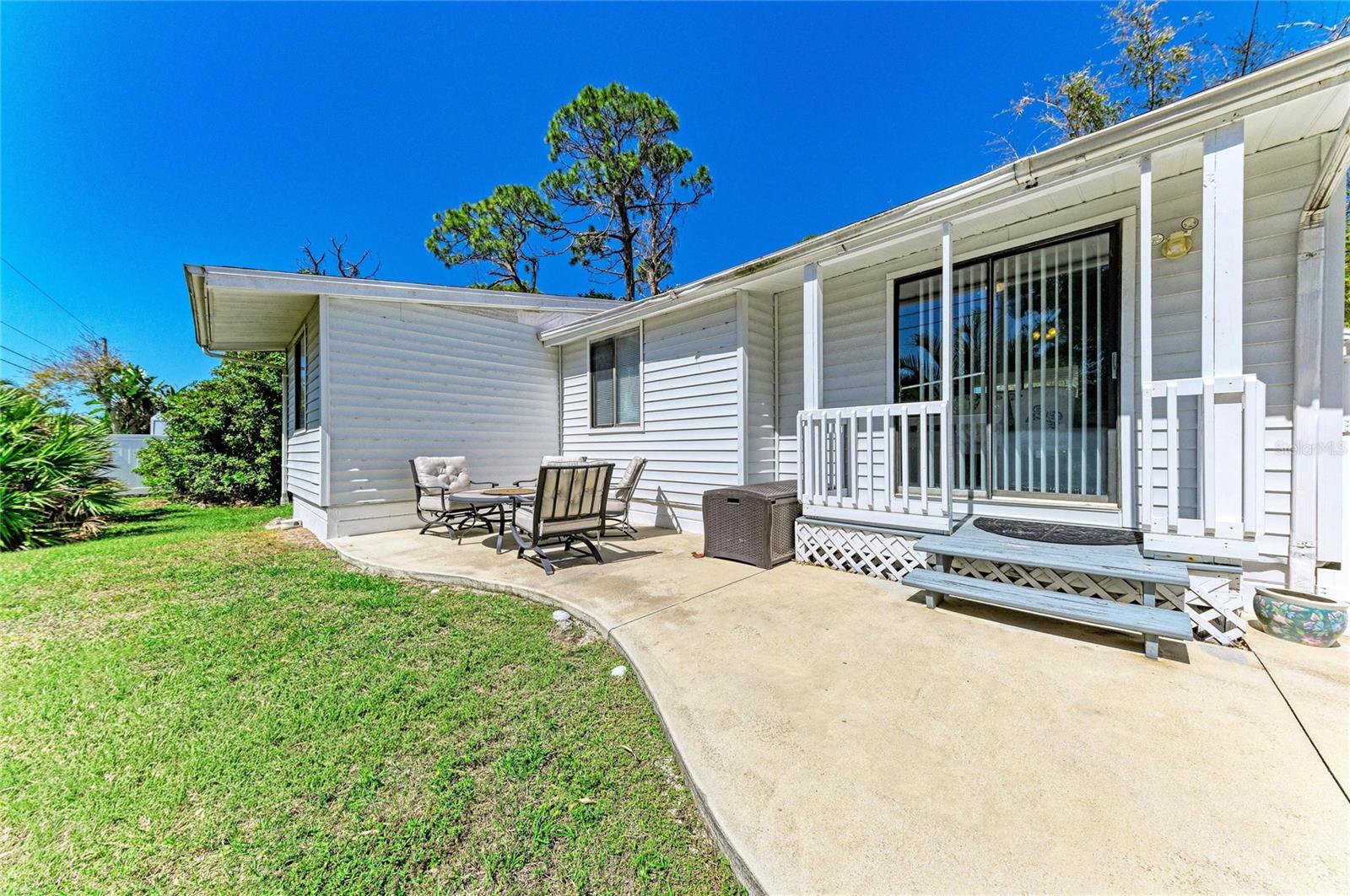 1581 ROYAL RD