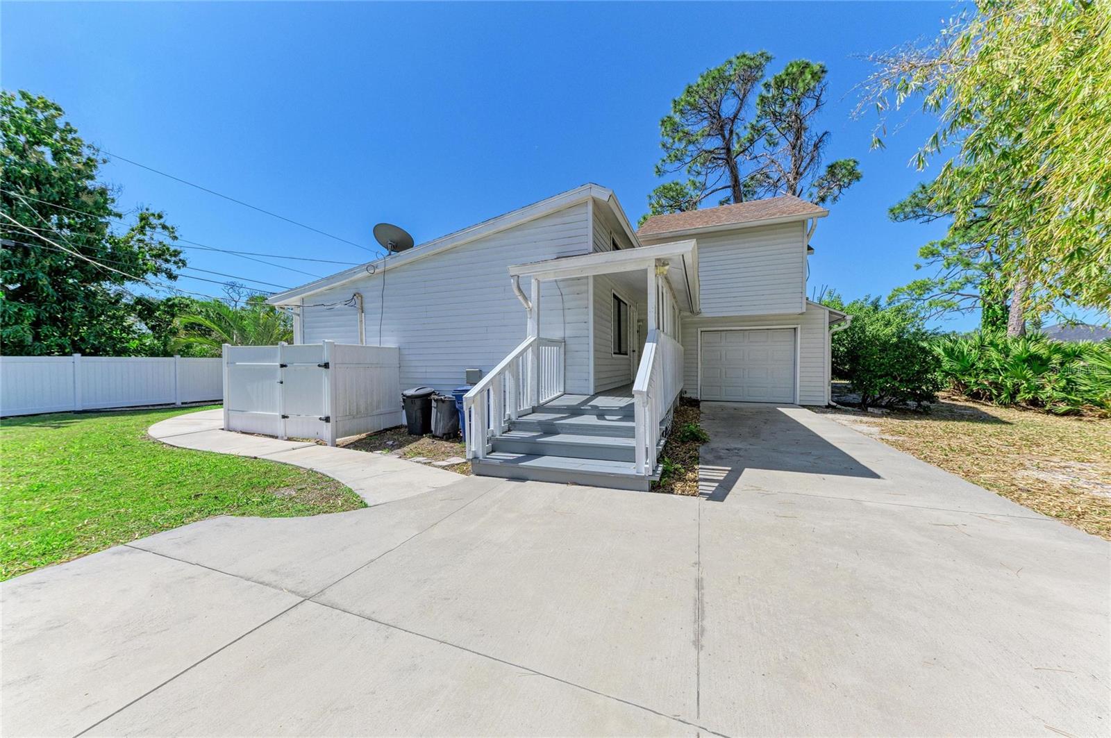 1581 ROYAL RD