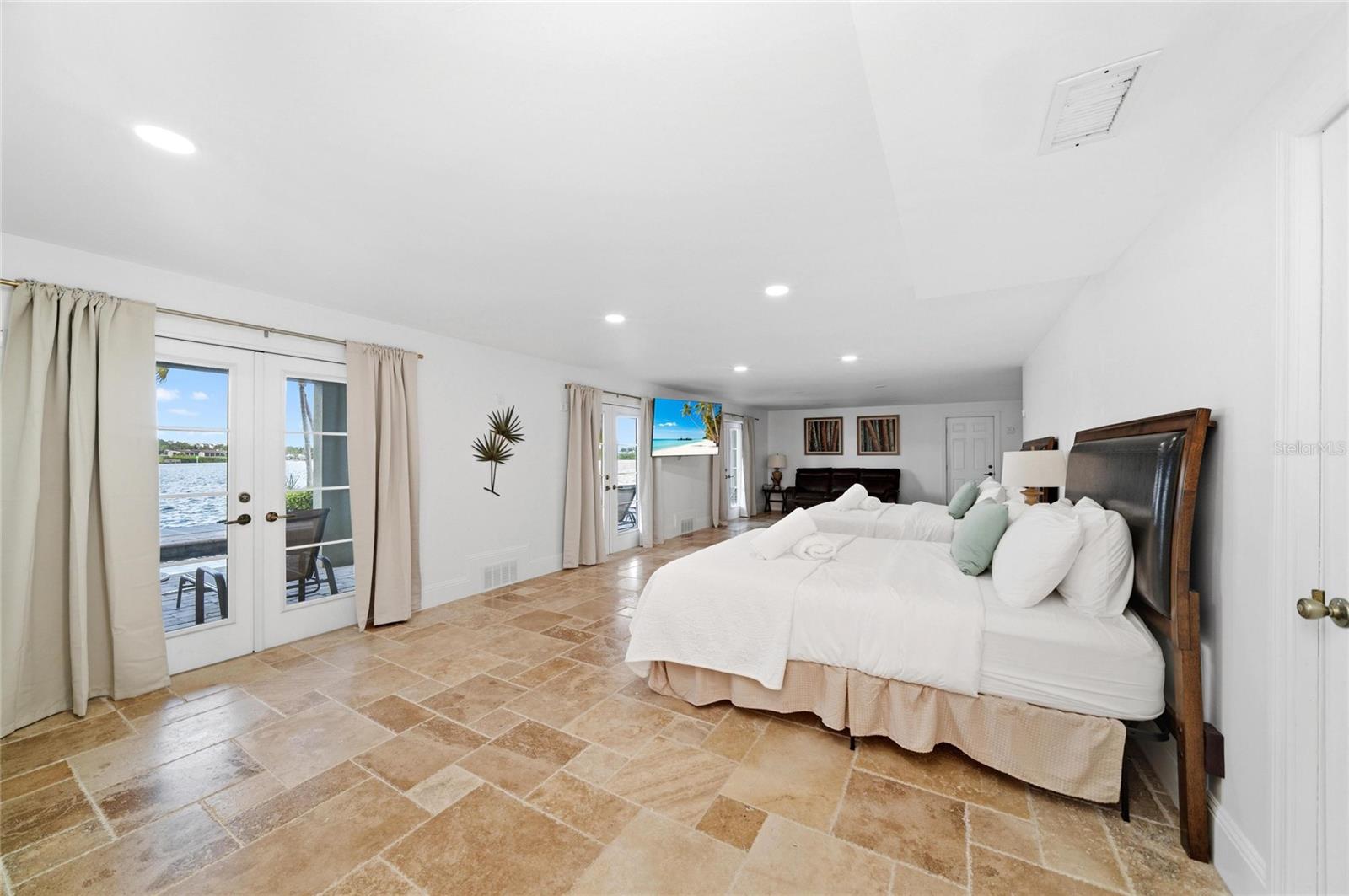 6438 HOLLYWOOD BLVD