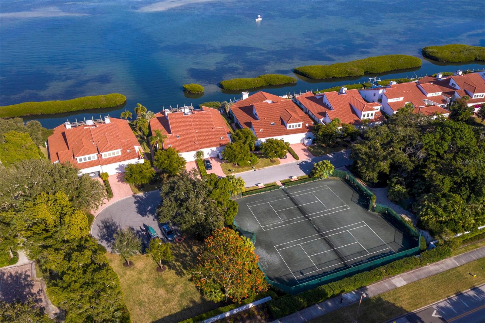 2282 HARBOUR COURT DR