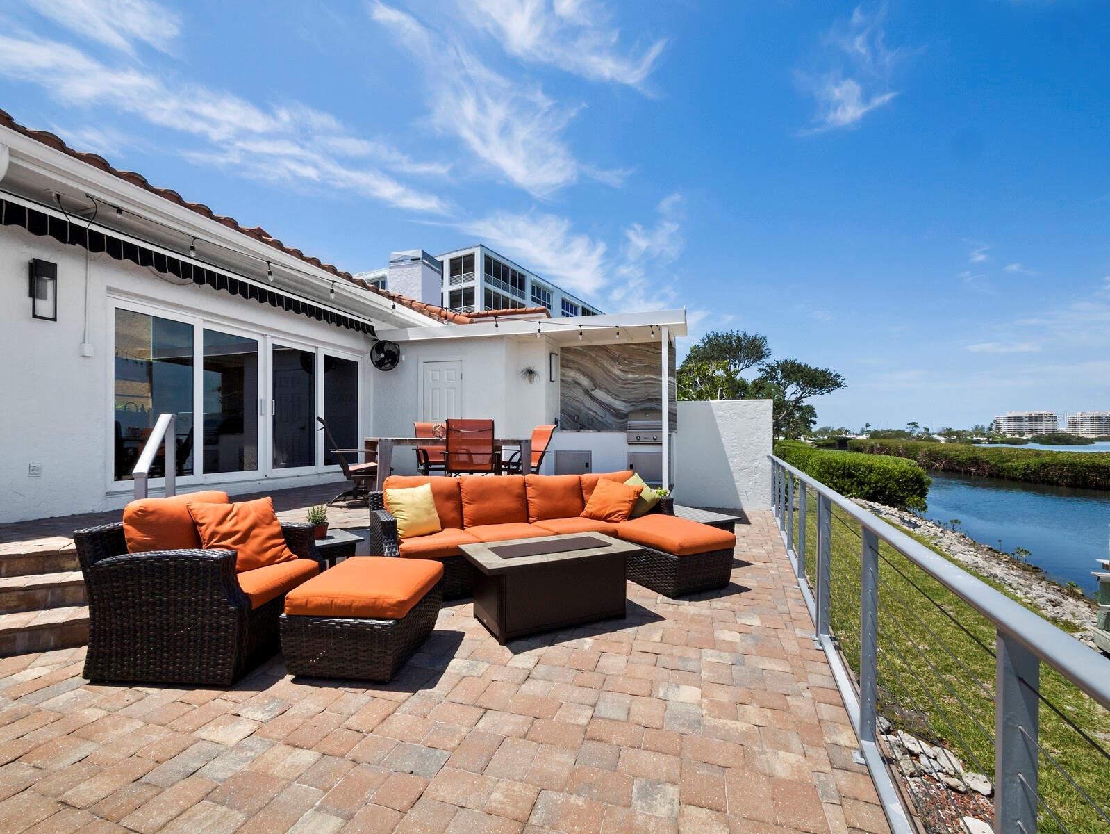 2282 HARBOUR COURT DR