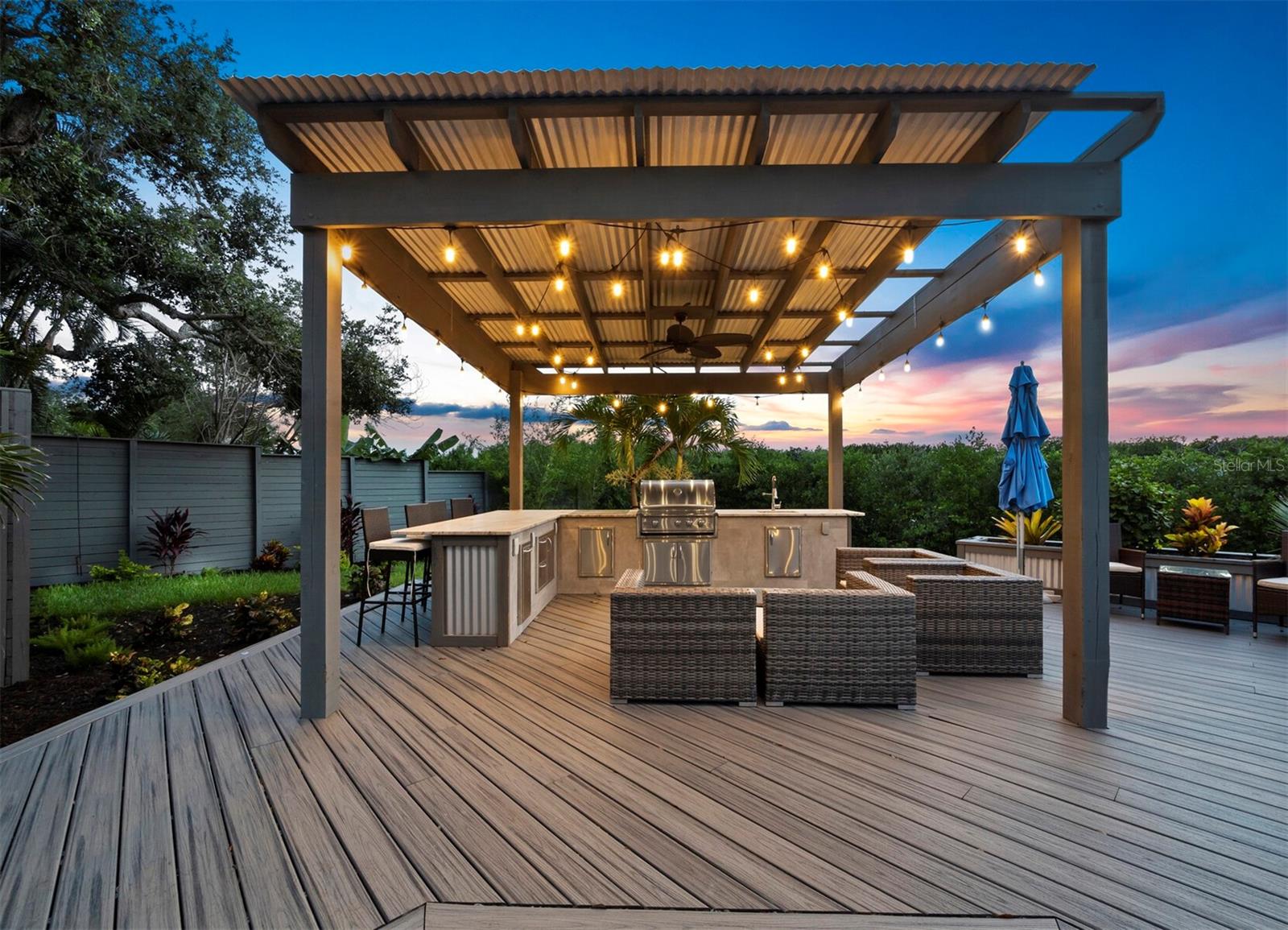 8810 FISHERMENS BAY DR