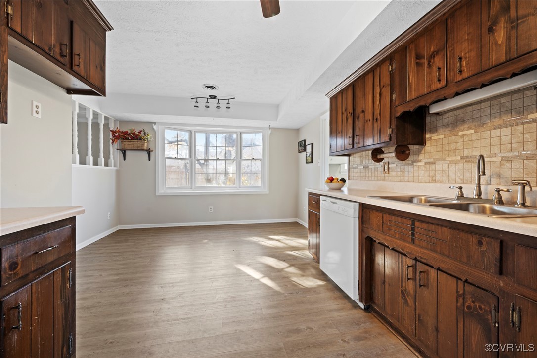 1225 Riveroaks Dr