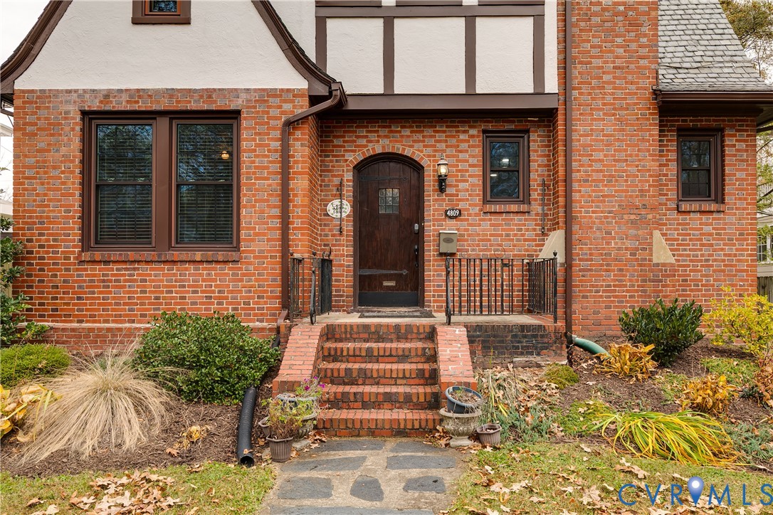 4809 E Seminary Ave