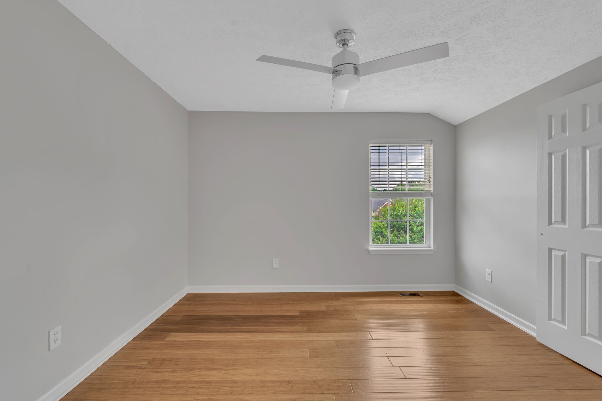 120 Claybrook Ln