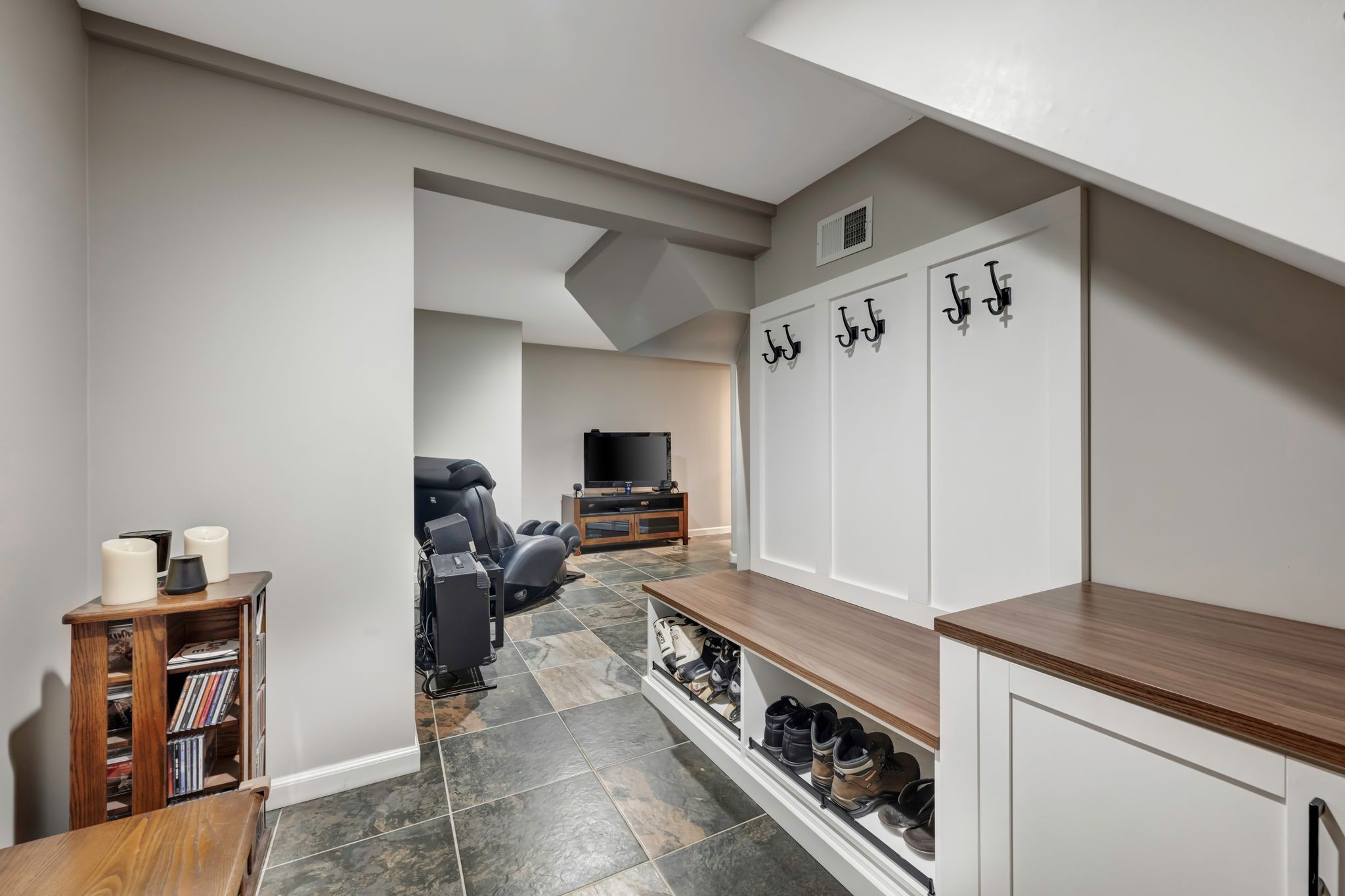 1813 Kingsbury Dr