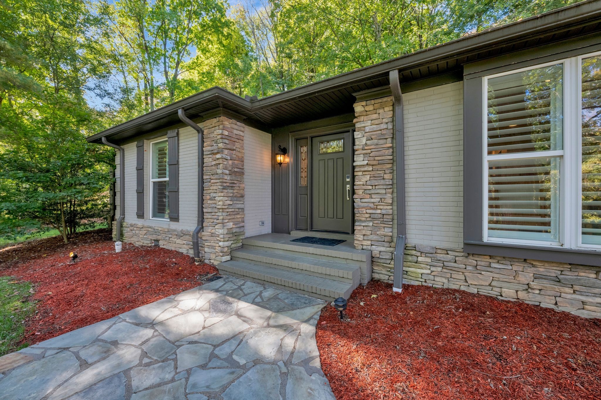 1813 Kingsbury Dr