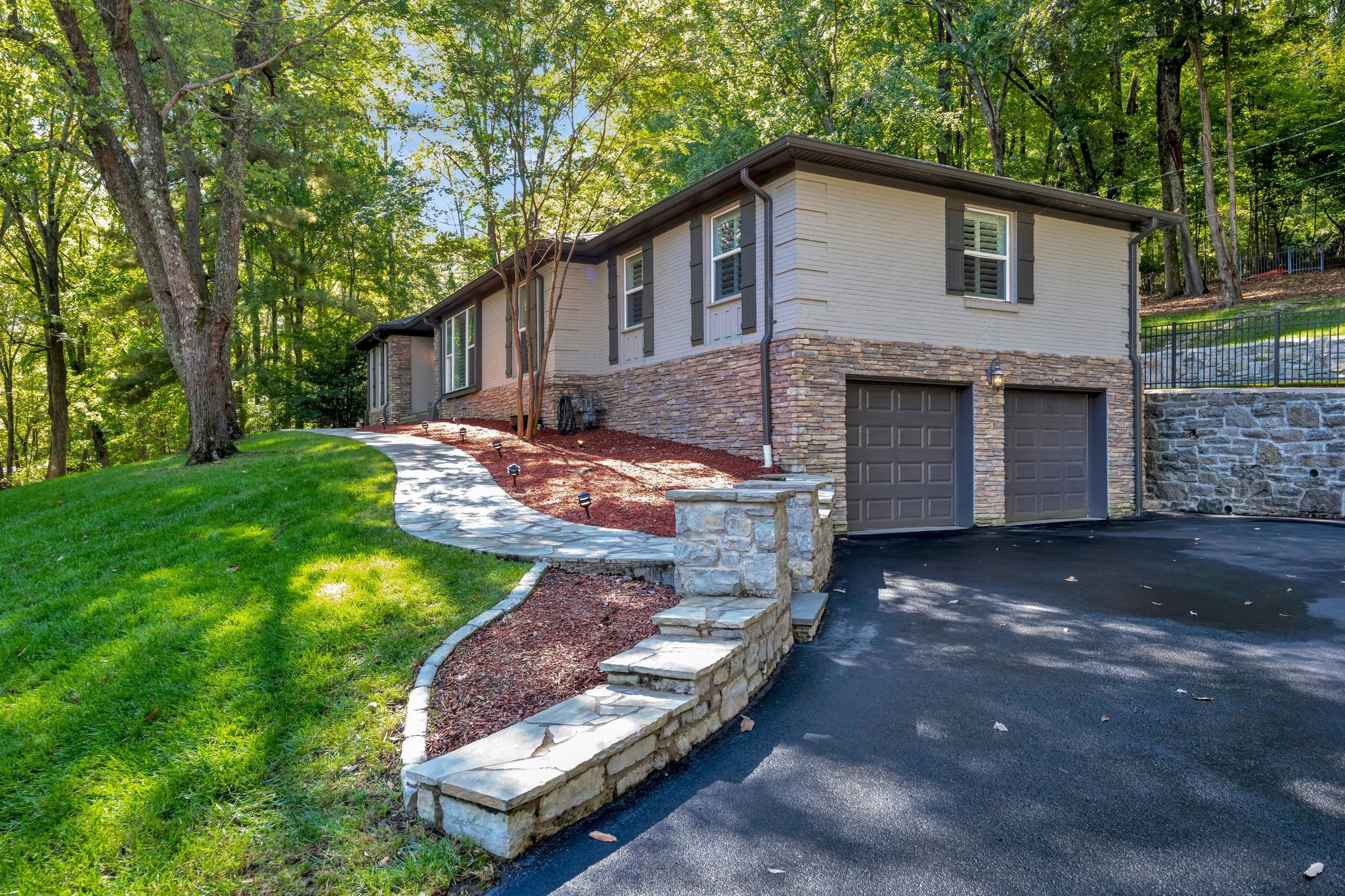 1813 Kingsbury Dr