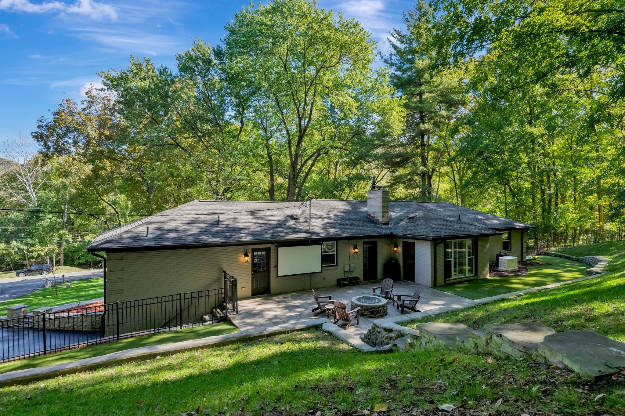 1813 Kingsbury Dr