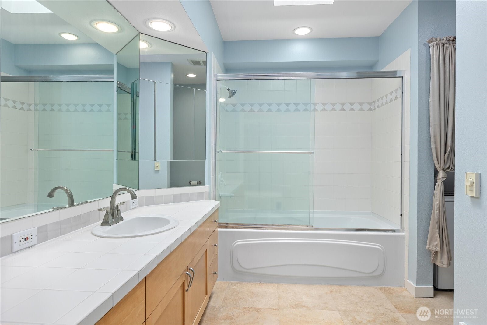 925 110th Avenue NE Unit: PH05