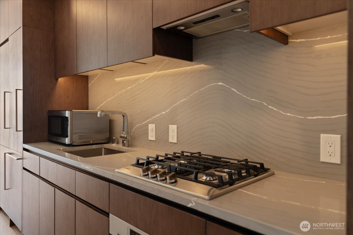 121 Stewart Street Unit: 2506