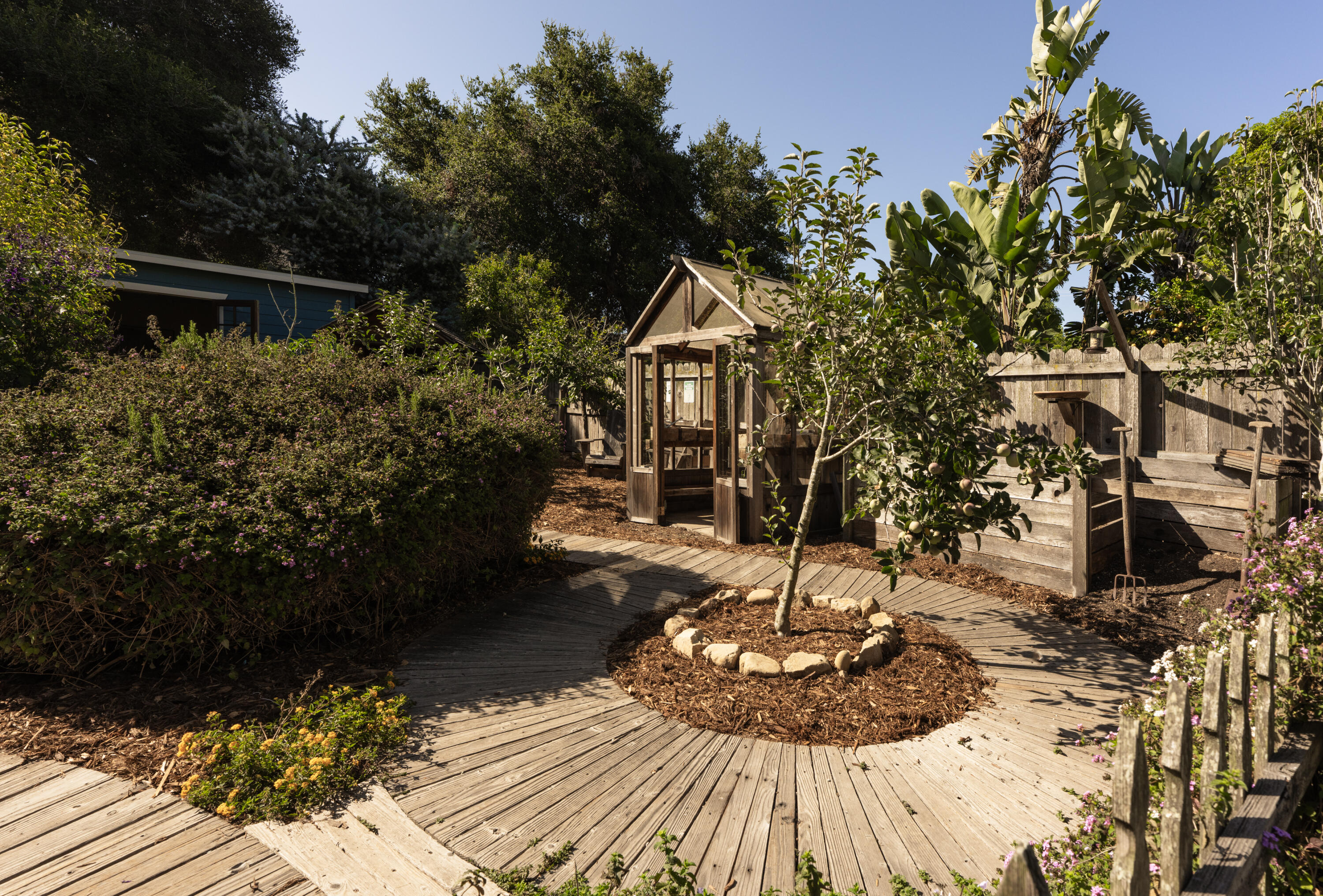 223 W Pedregosa Street