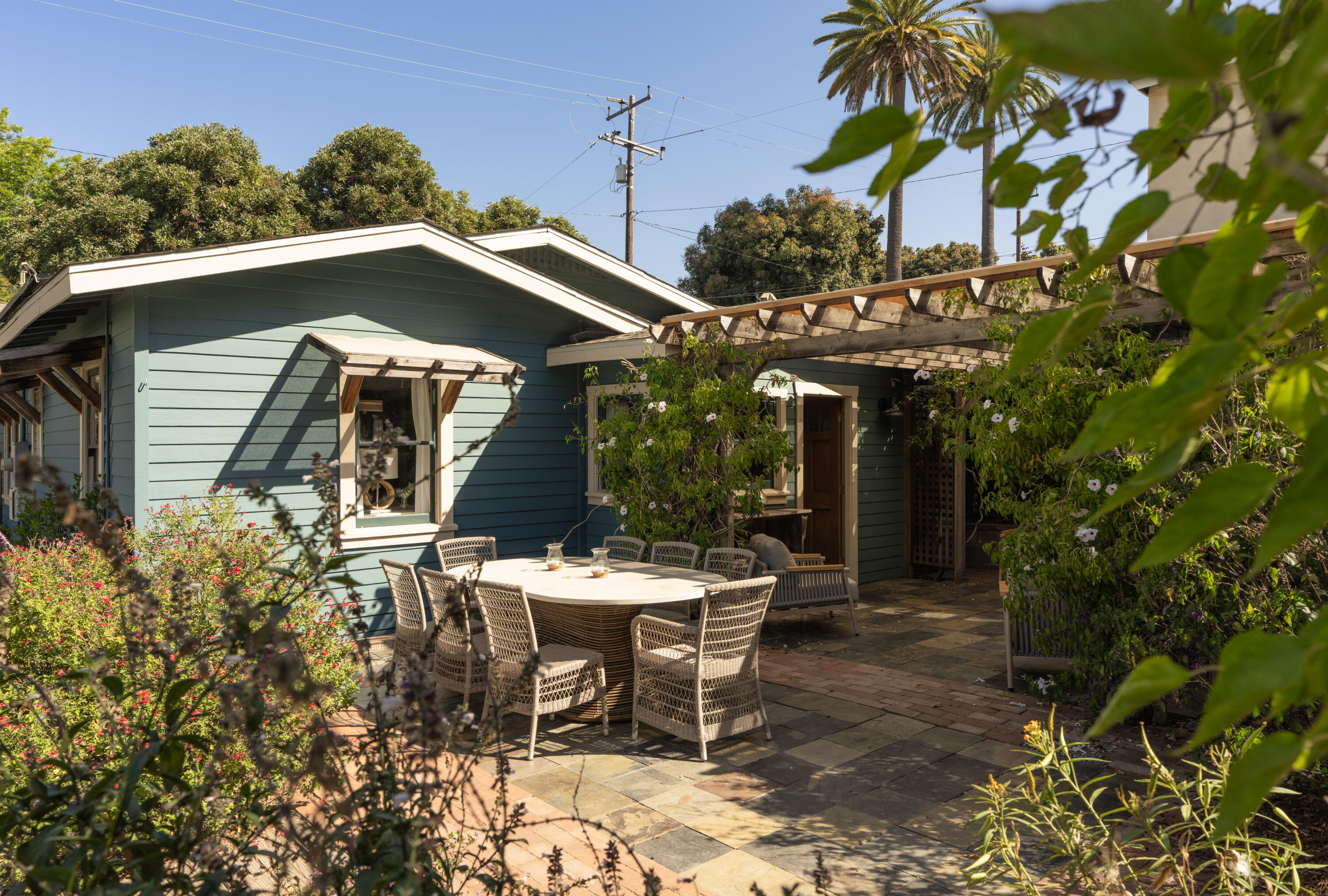 223 W Pedregosa Street