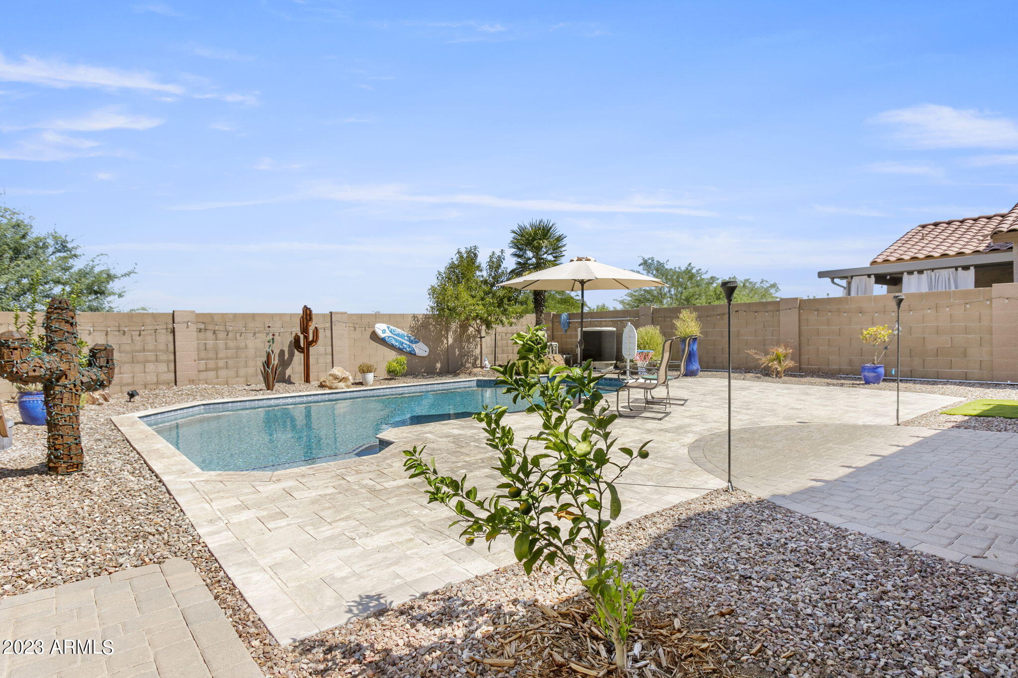 548 E RED ROCK Trail