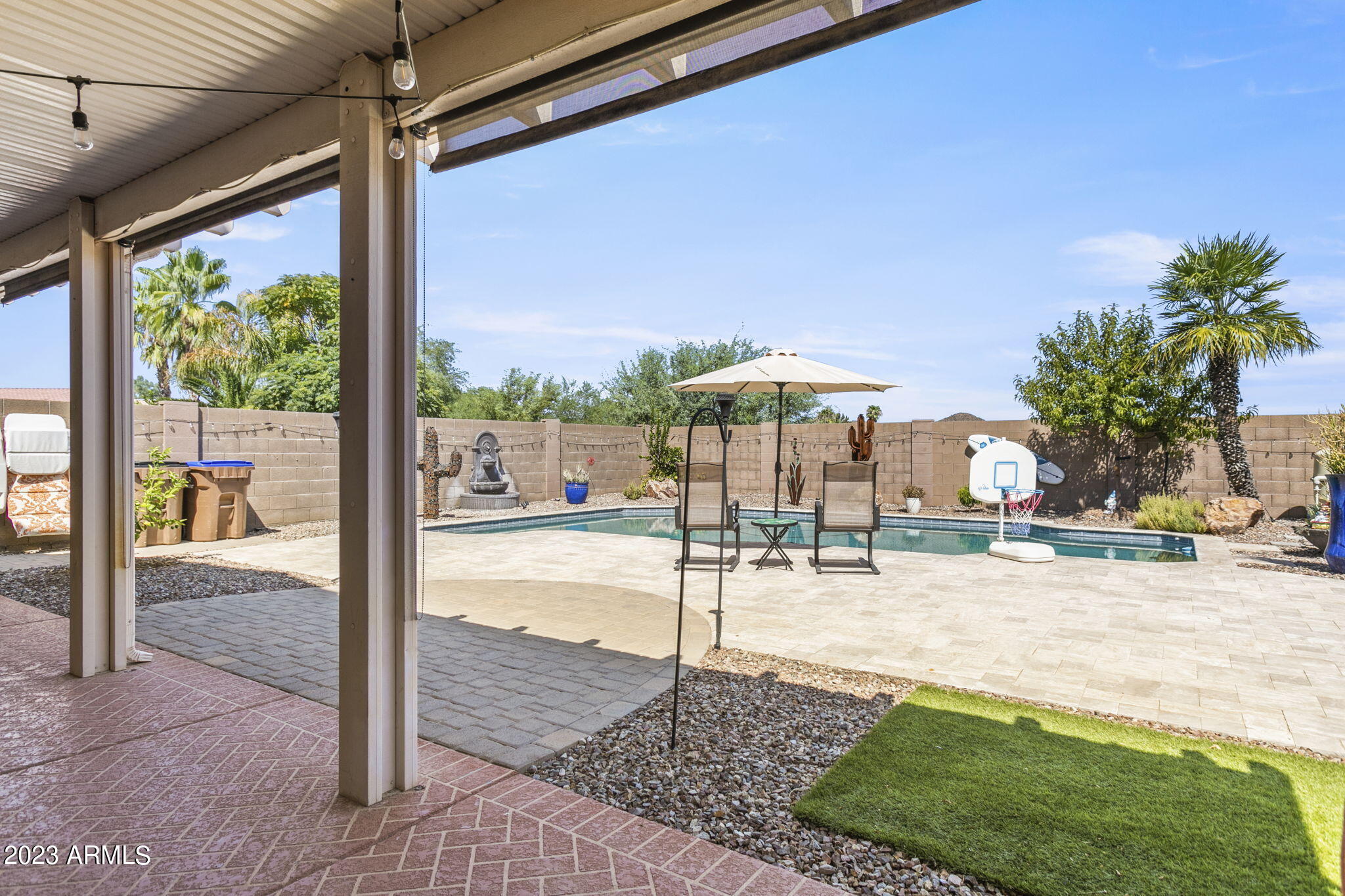 548 E RED ROCK Trail