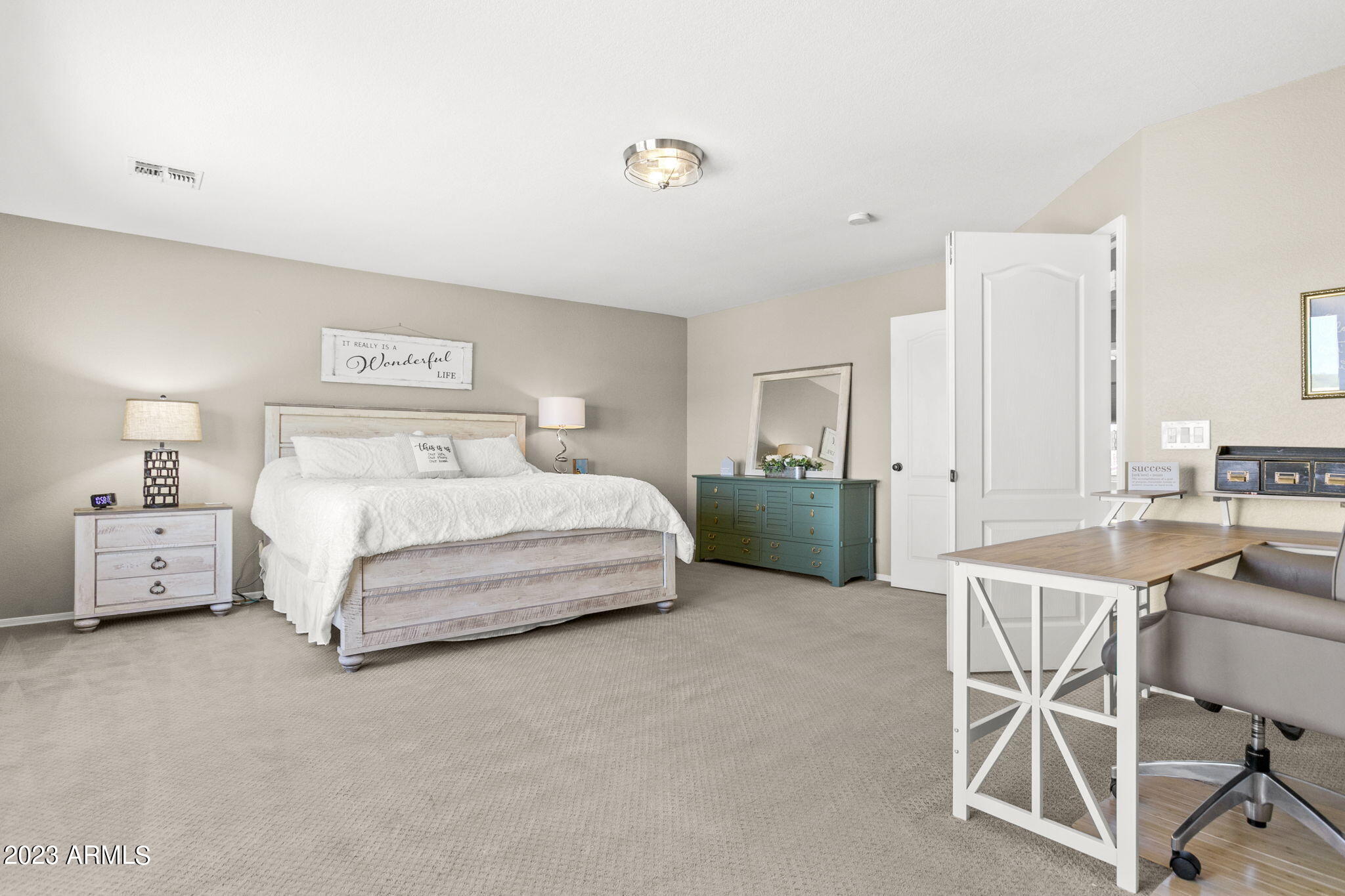 548 E RED ROCK Trail