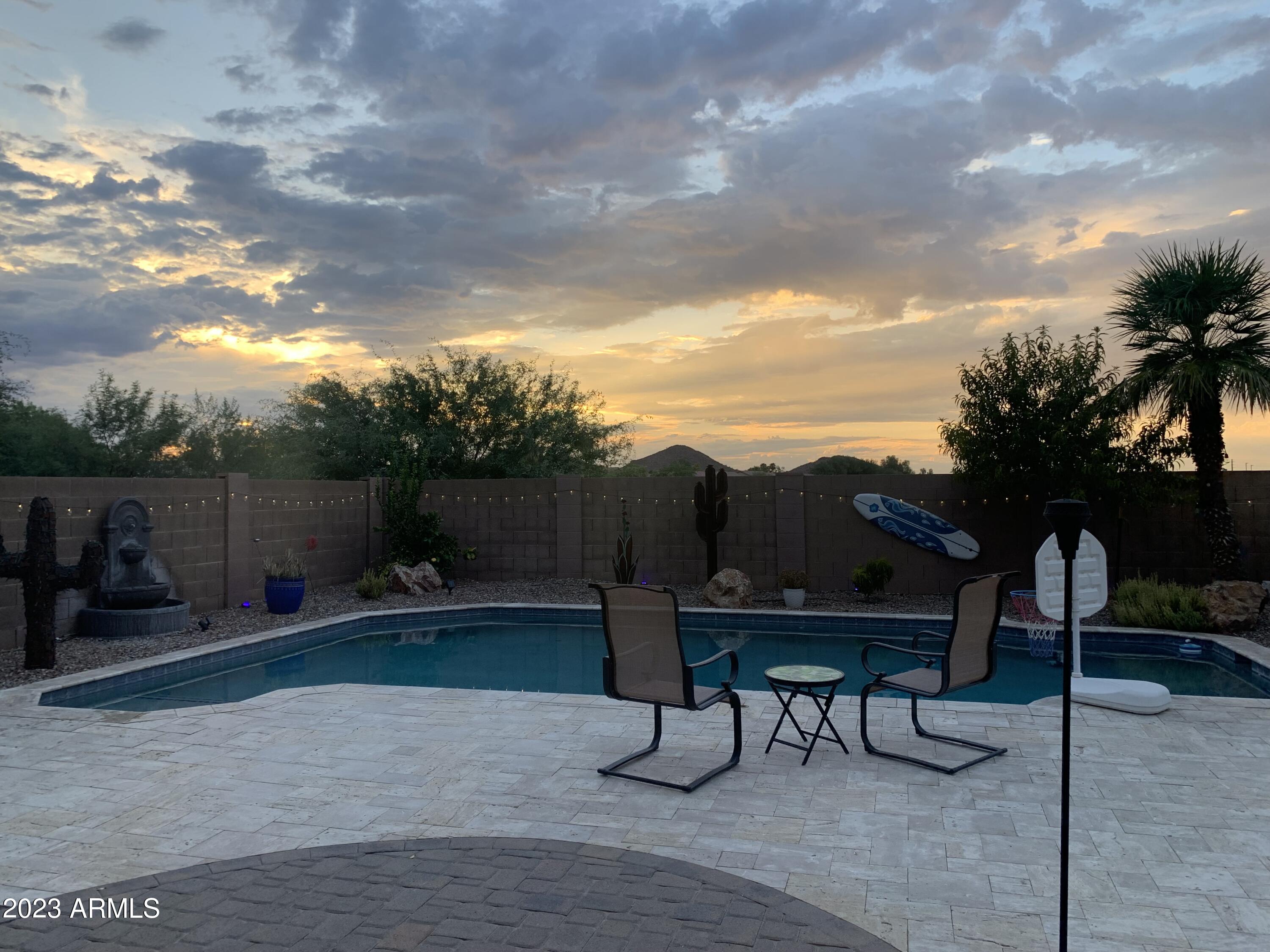 548 E RED ROCK Trail