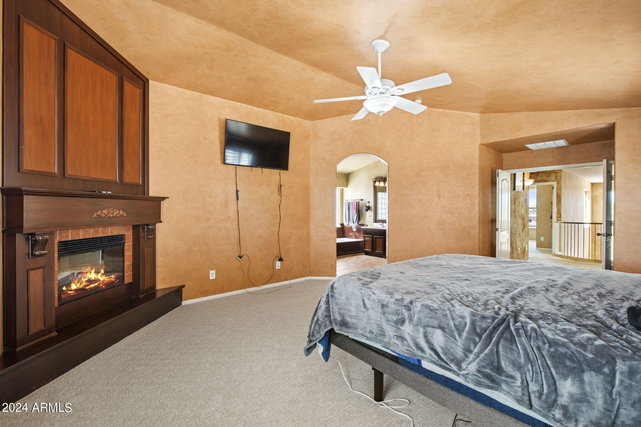 924 W HOLSTEIN Trail