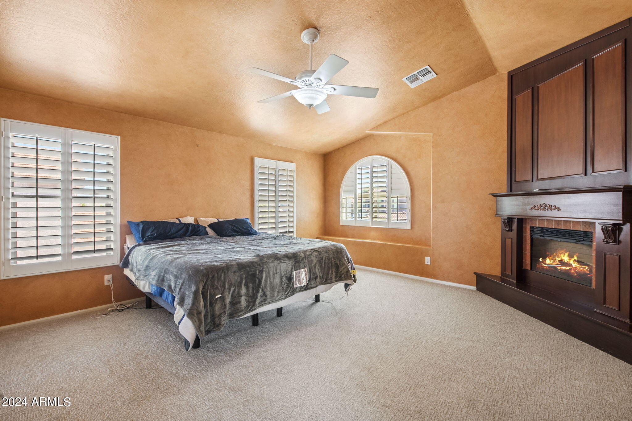 924 W HOLSTEIN Trail
