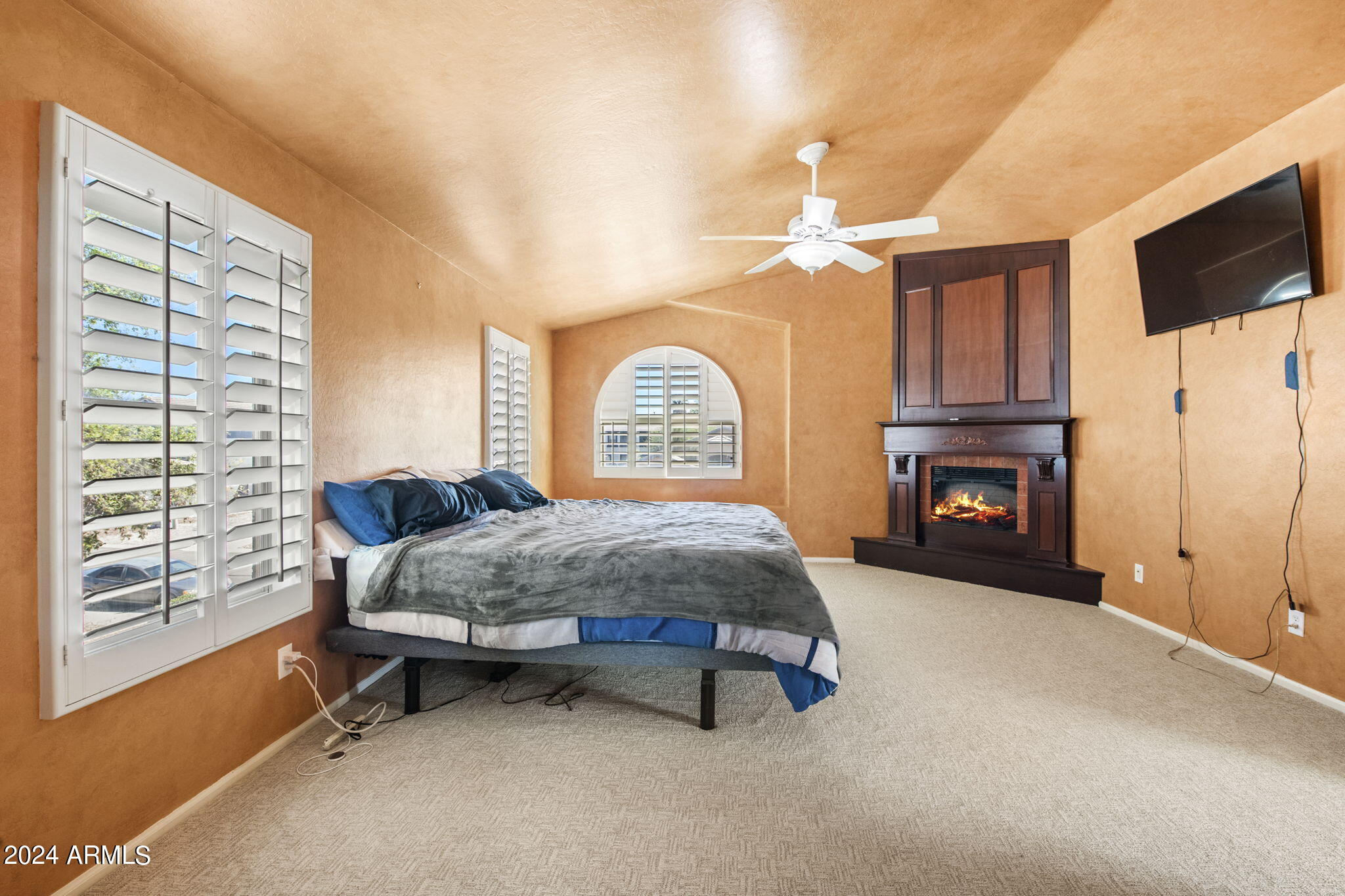 924 W HOLSTEIN Trail