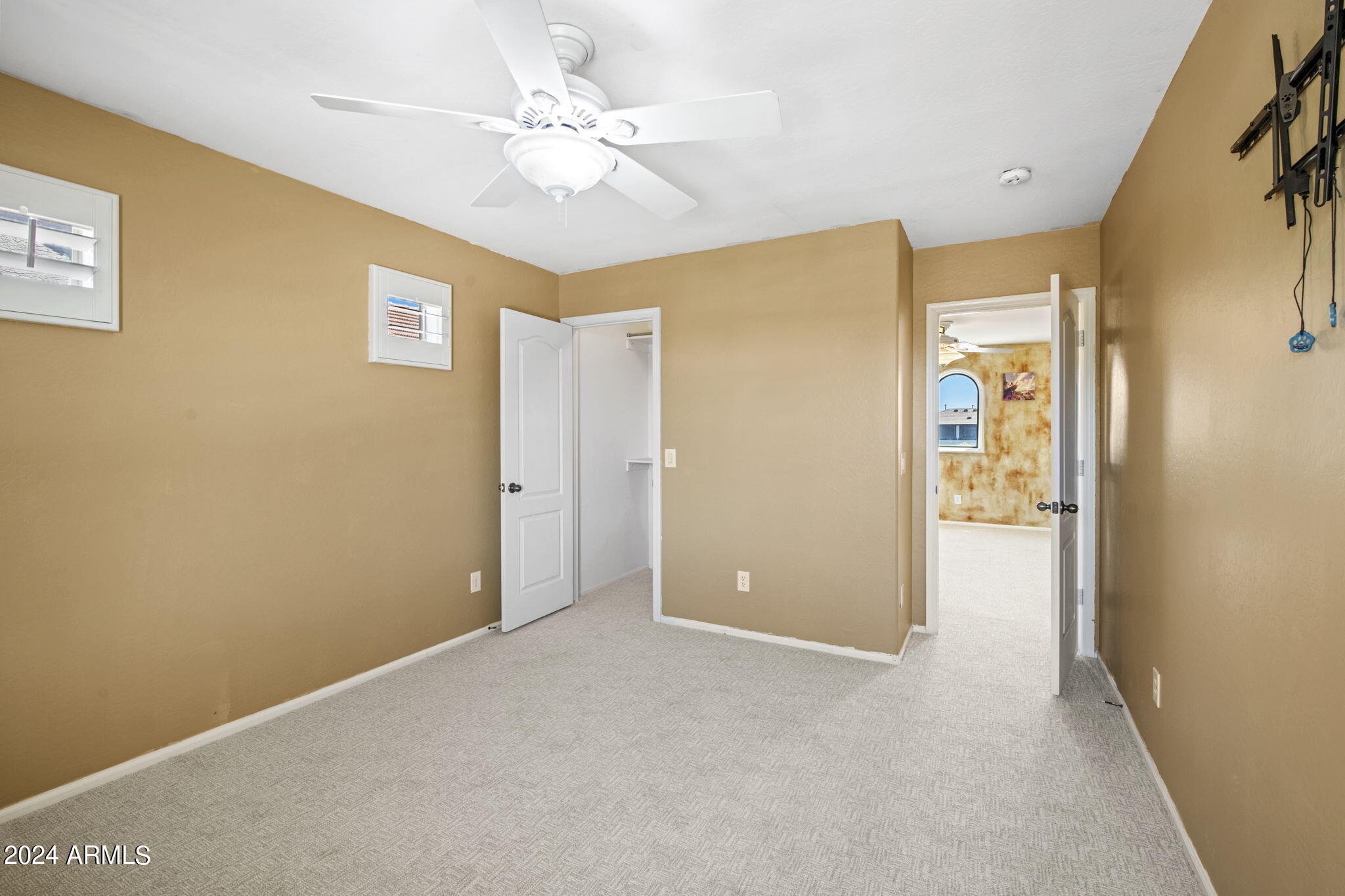 924 W HOLSTEIN Trail