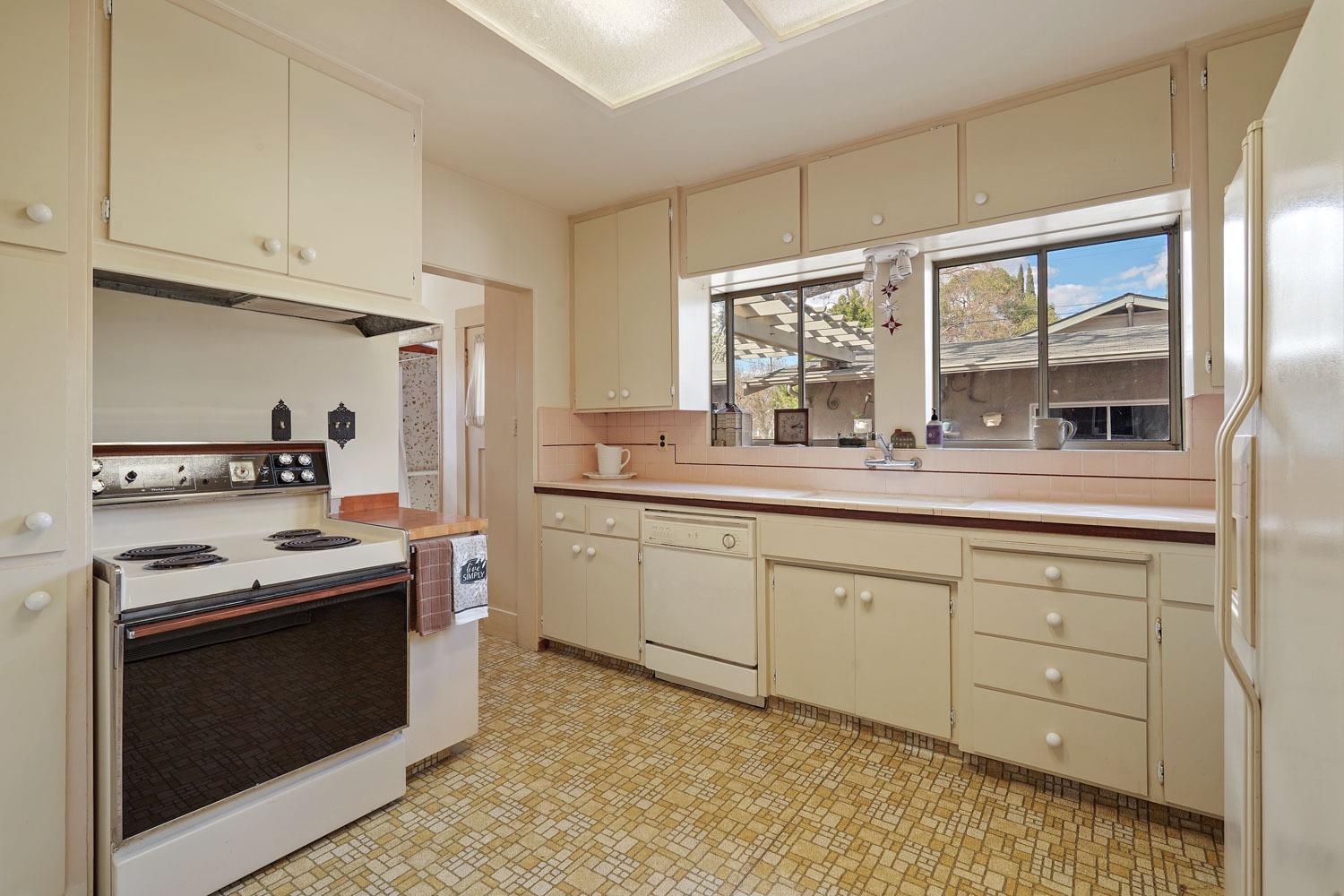 1145 W Magnolia Street