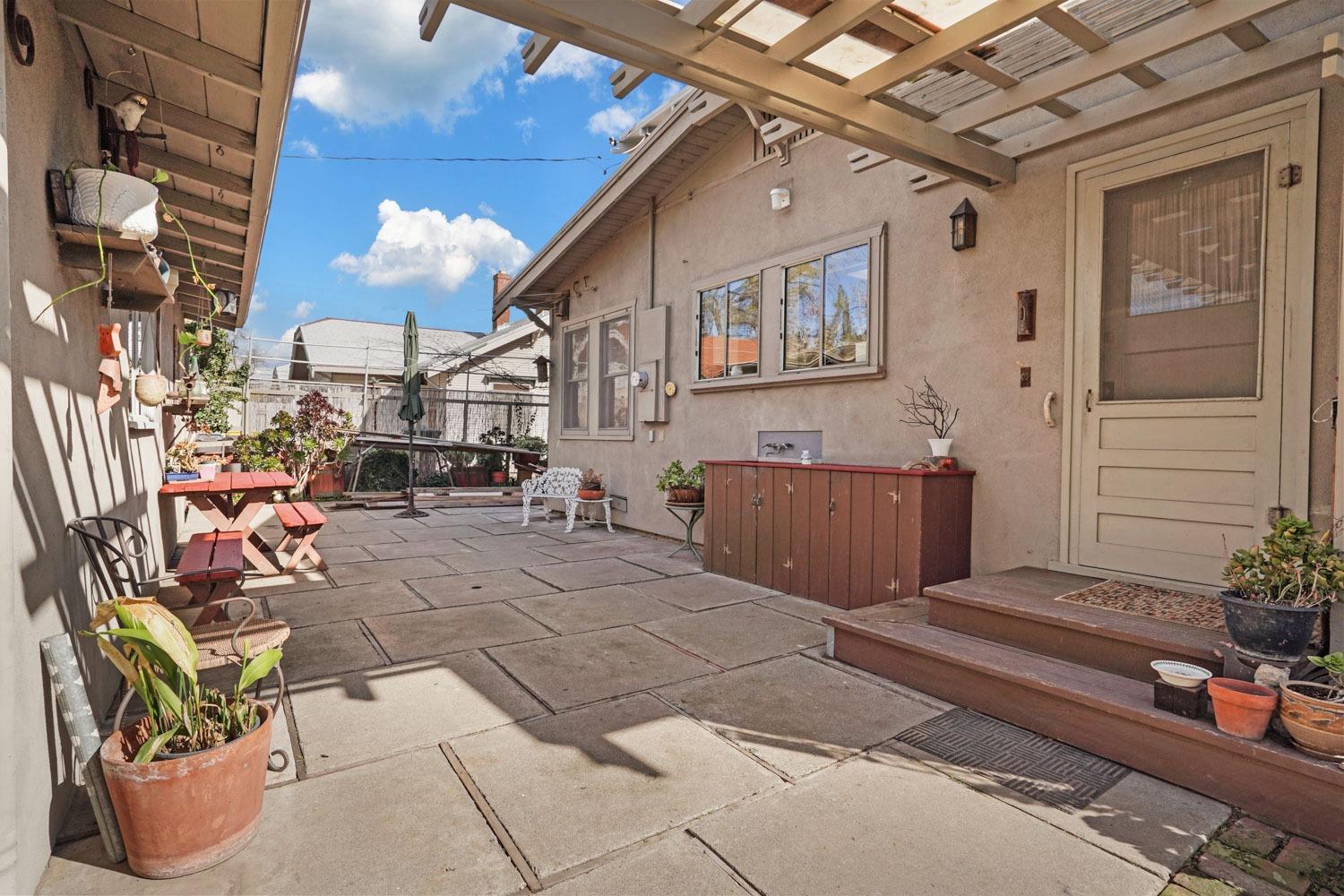 1145 W Magnolia Street