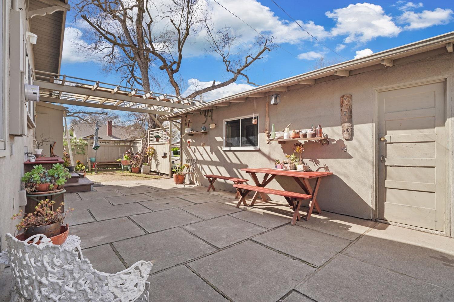 1145 W Magnolia Street