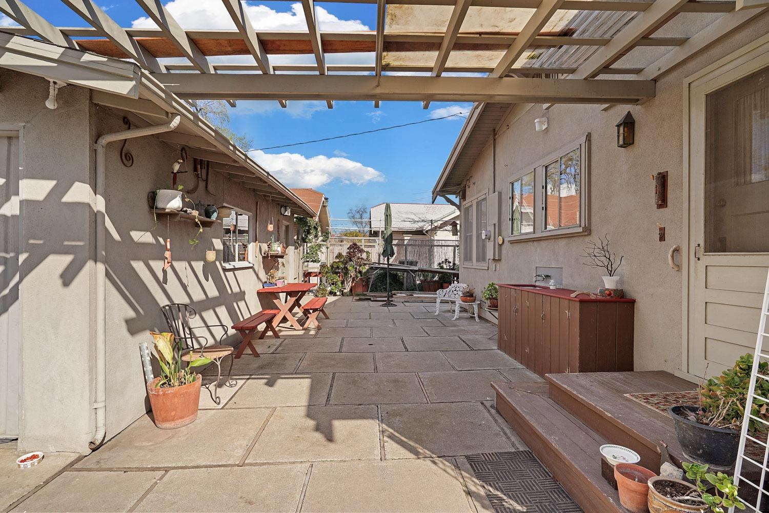 1145 W Magnolia Street