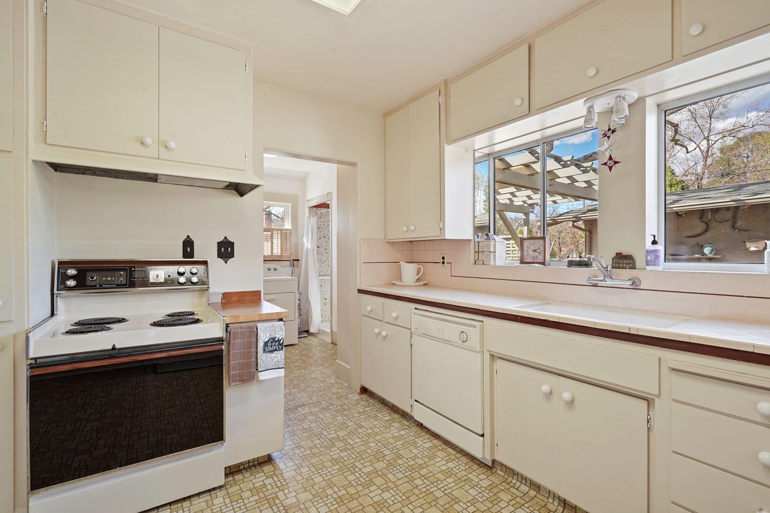 1145 W Magnolia Street