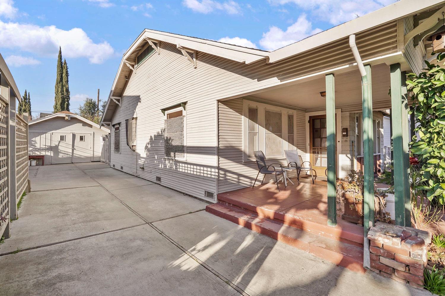 1141 W Magnolia Street