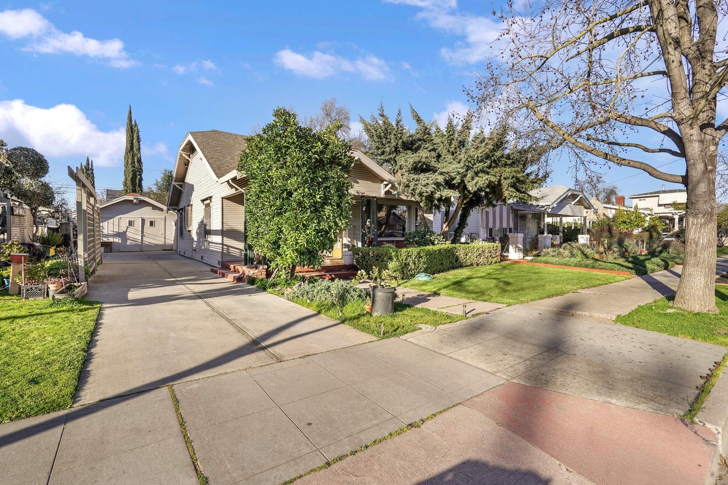 1141 W Magnolia Street