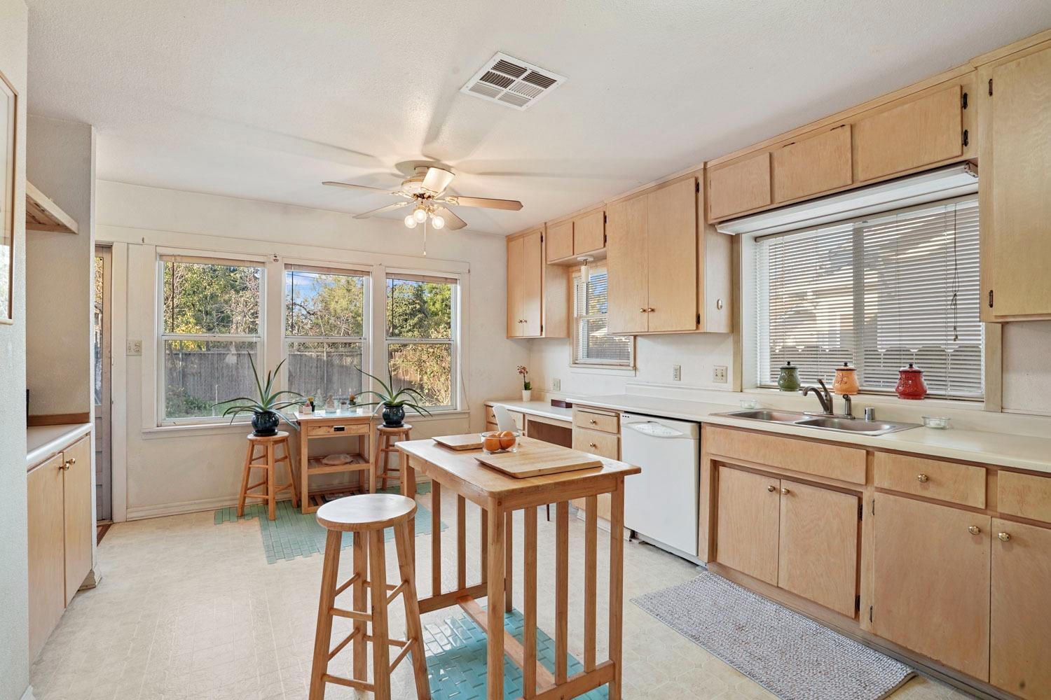 1141 W Magnolia Street