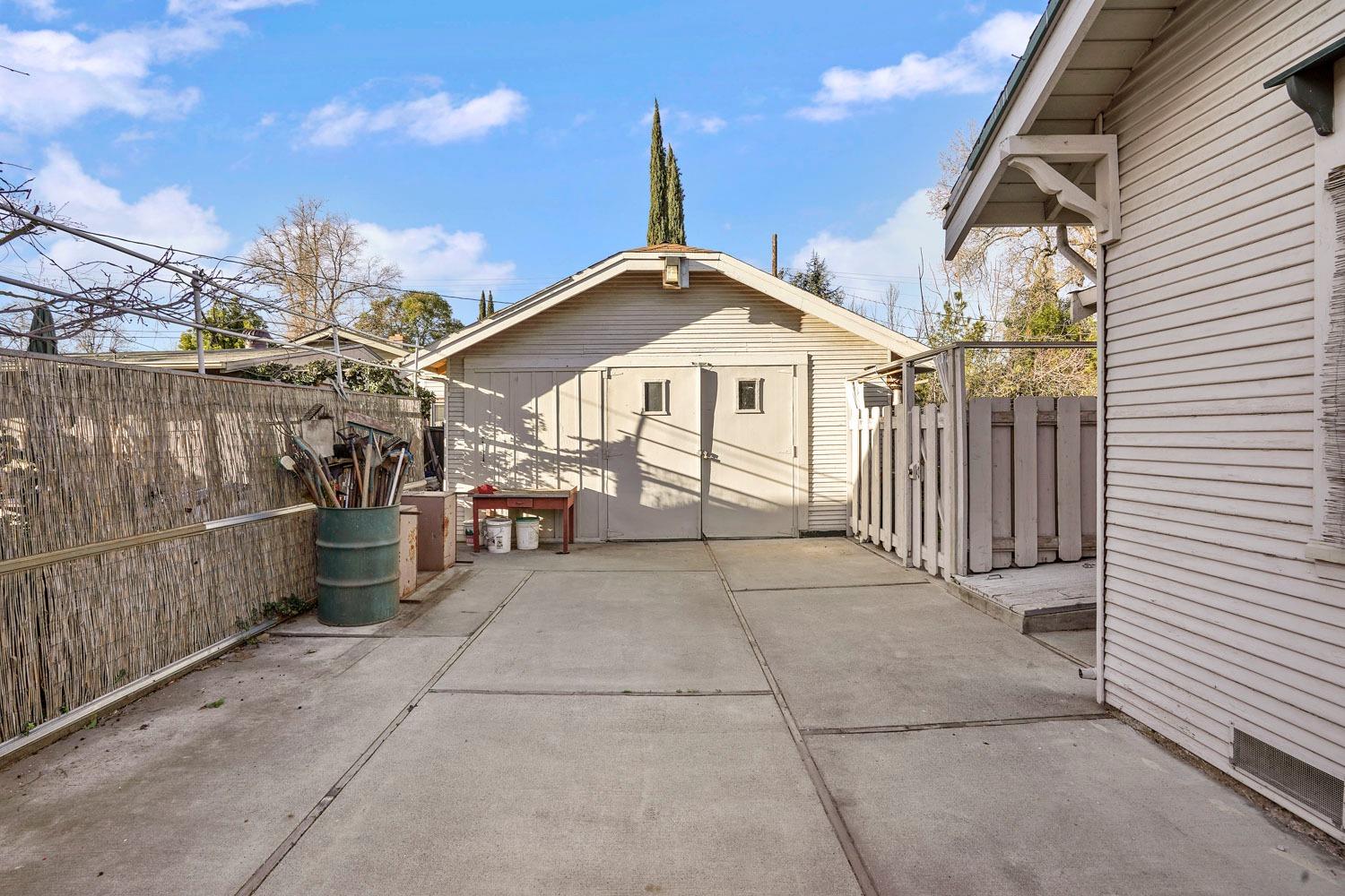 1141 W Magnolia Street