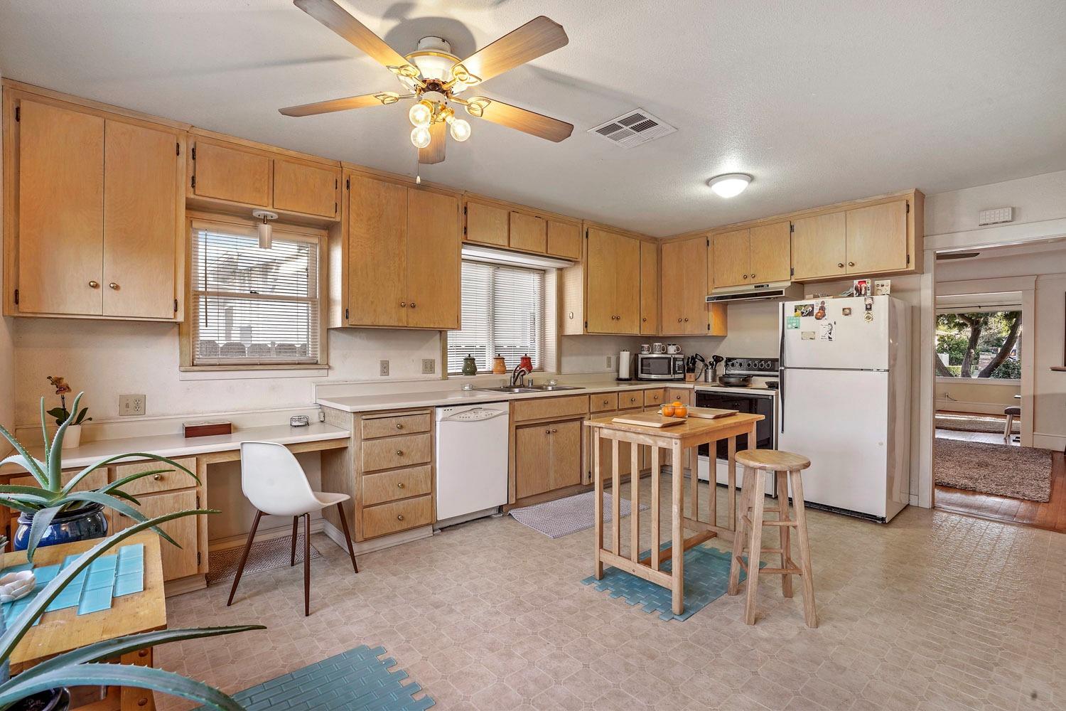 1141 W Magnolia Street